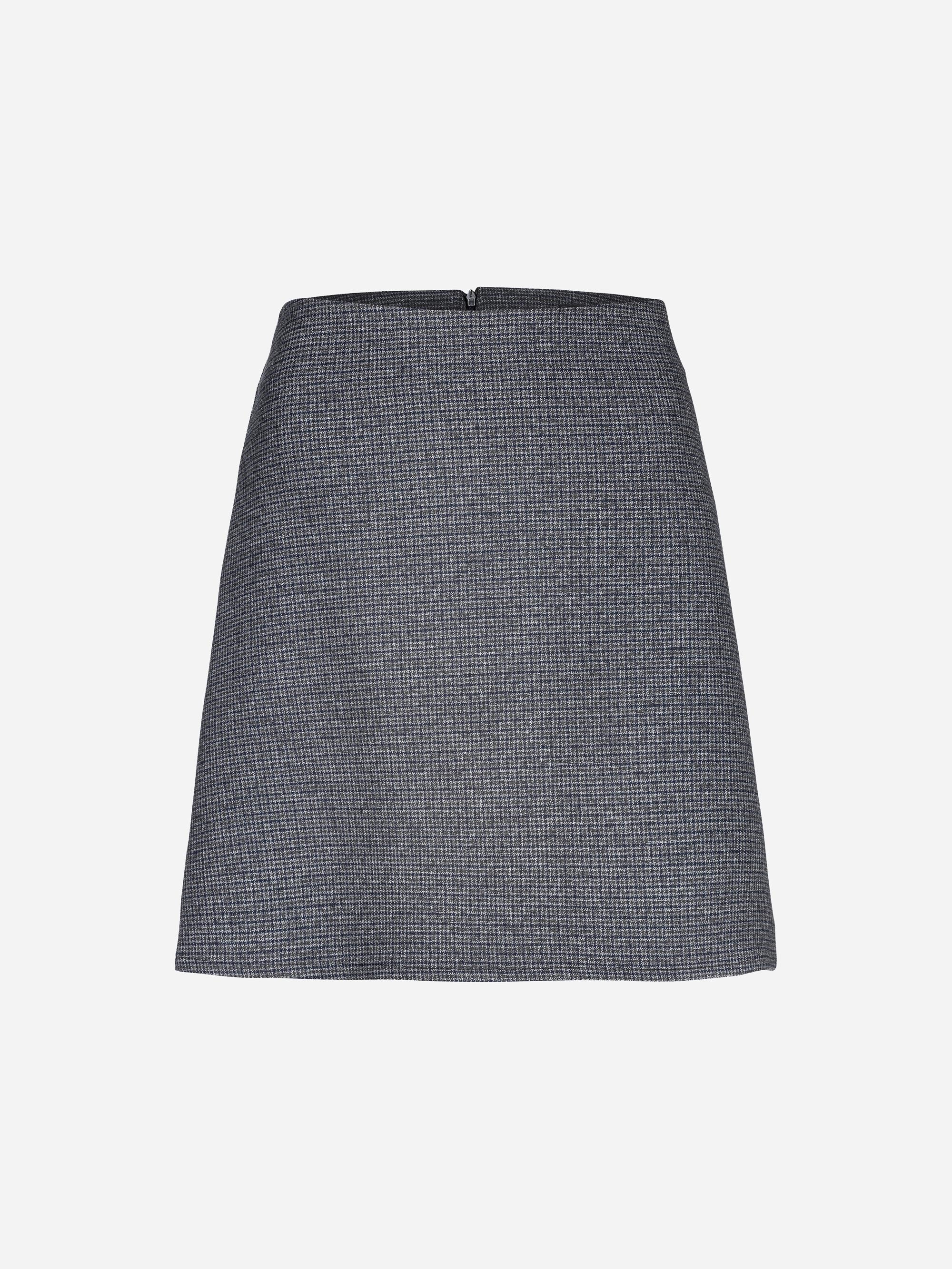 Grauer, hochtaillierter Minirock in A-Linie mit dezentem Karomuster auf einfarbig weißem Hintergrund.