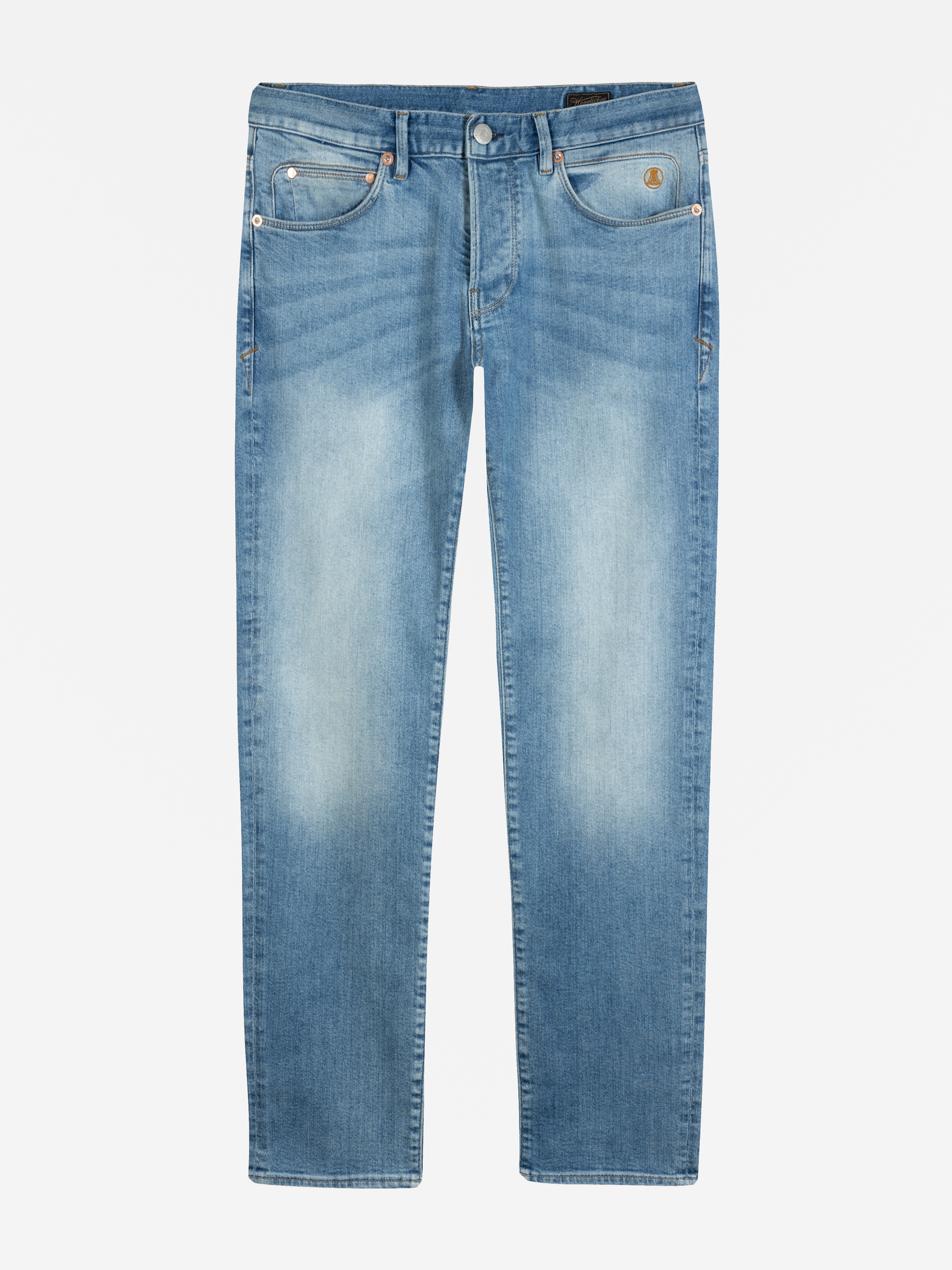 Ein Paar hellblaue Denim-Jeans mit verblichener Waschung, fünf Taschen, Gürtelschlaufen und einem Knopf- und Reißverschluss, flach auf weißem Hintergrund.