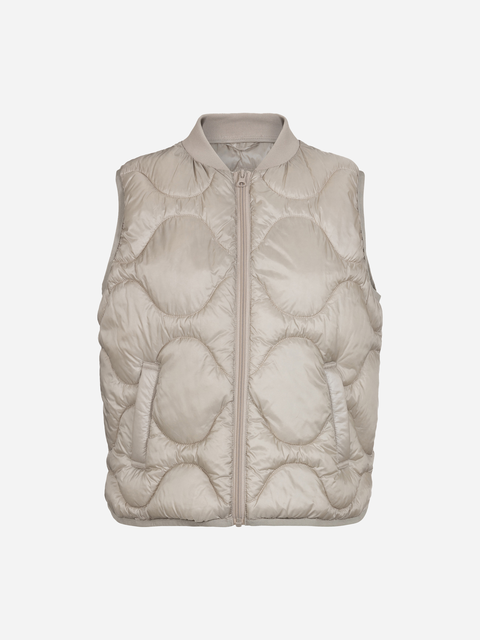 Hellbeige Steppweste mit Frontreißverschluss, rundem Halsausschnitt und großen, kreisförmigen Mustern auf weißem Hintergrund, die quer über den Stoff gestickt sind.