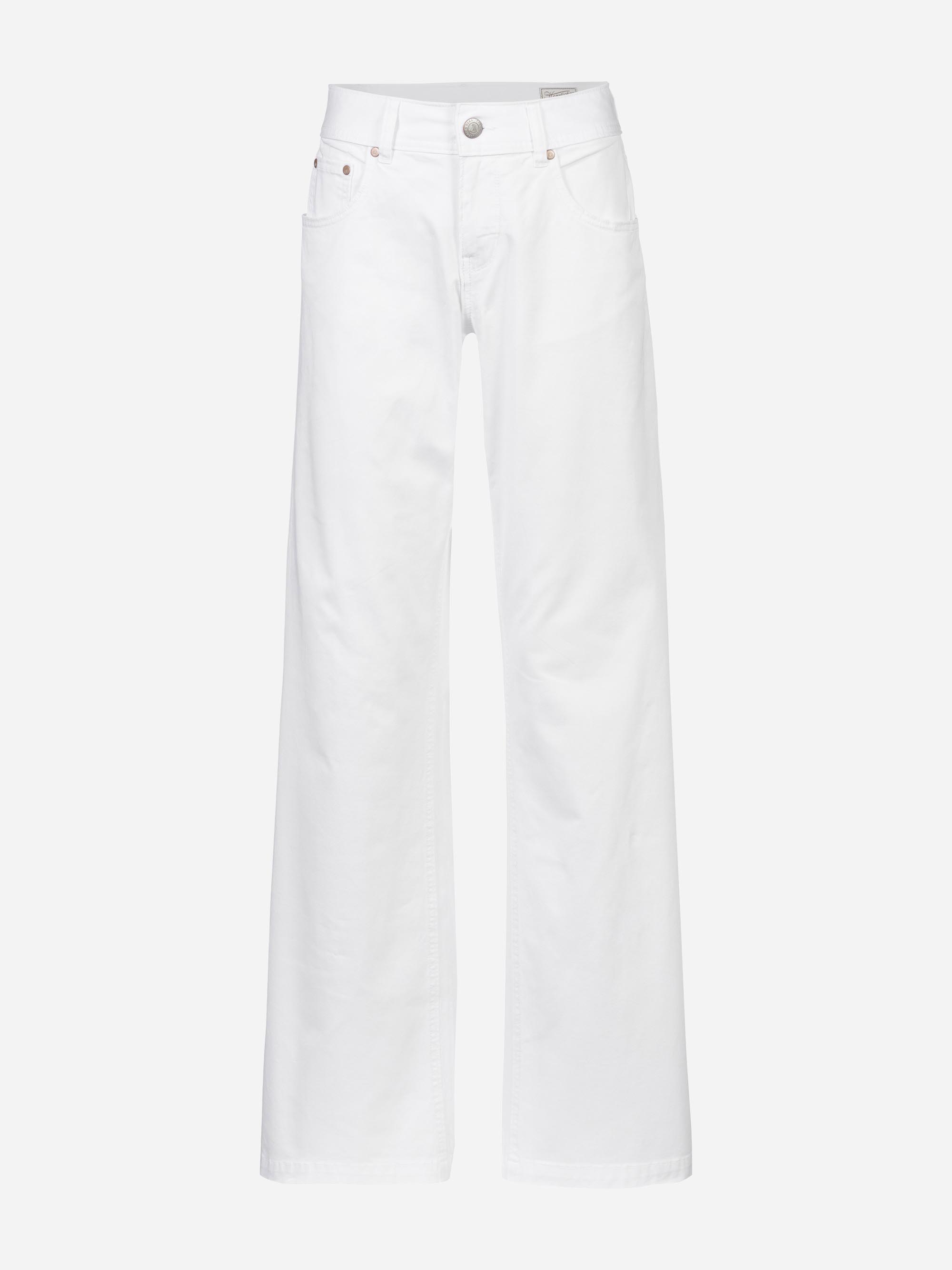 Weiße Jeans mit weitem Bein, hoher Taille, Knopf- und Reißverschluss an der Vorderseite und fünf Taschen, die vor einem einfarbig weißen Hintergrund präsentiert werden.