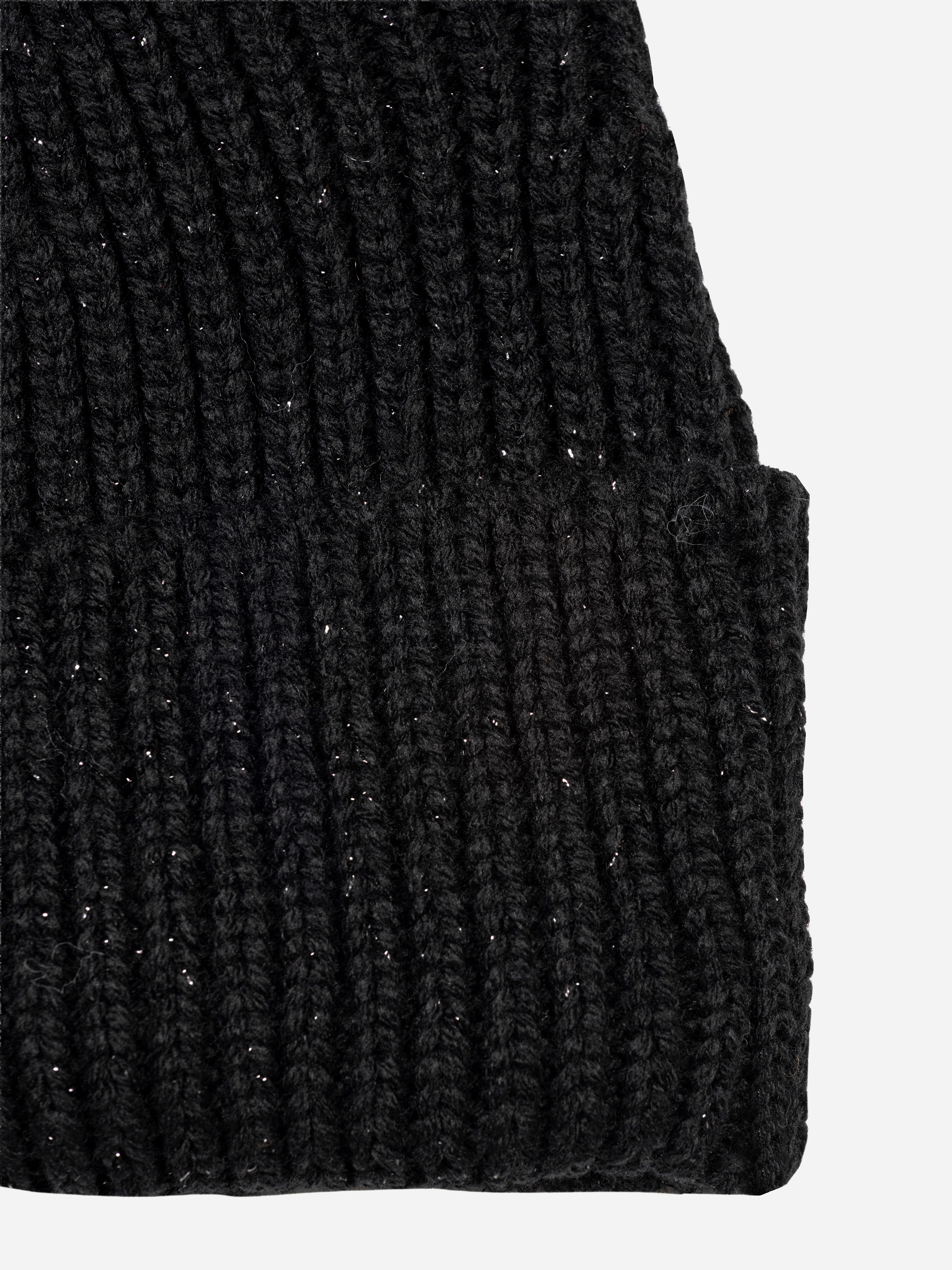 Nahaufnahme eines schwarzen Strickstoffs mit gerippter Struktur, möglicherweise ein Teil einer Wintermütze oder eines Pullovers, vor einem schlichten weißen Hintergrund.