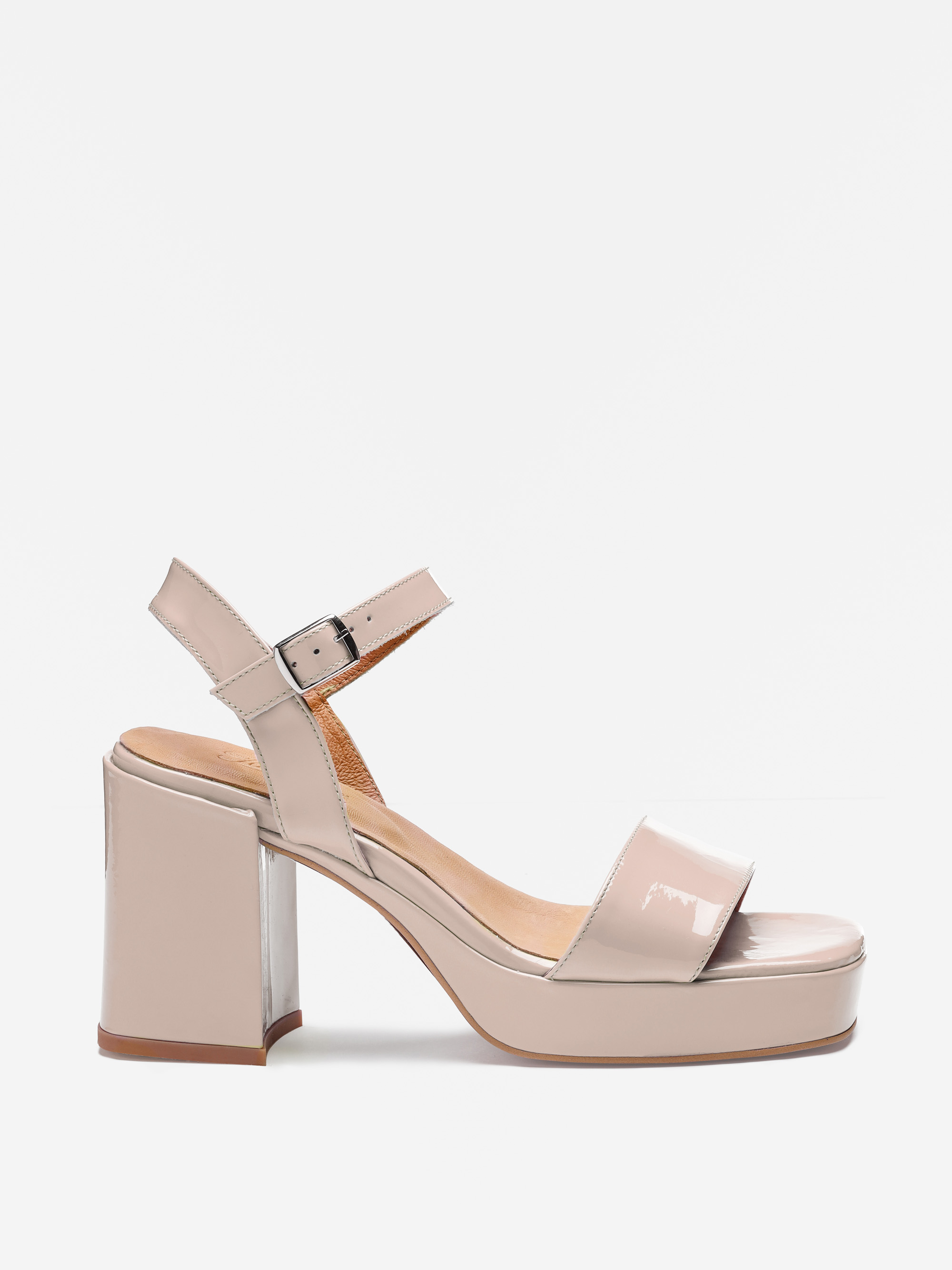 Beigefarbene Plateausandale aus Lackleder mit offener Zehenpartie, hohem Blockabsatz, breitem Riemen vorne, Knöchelriemen mit Schnalle und beiger Sohle, abgebildet auf weißem Hintergrund.