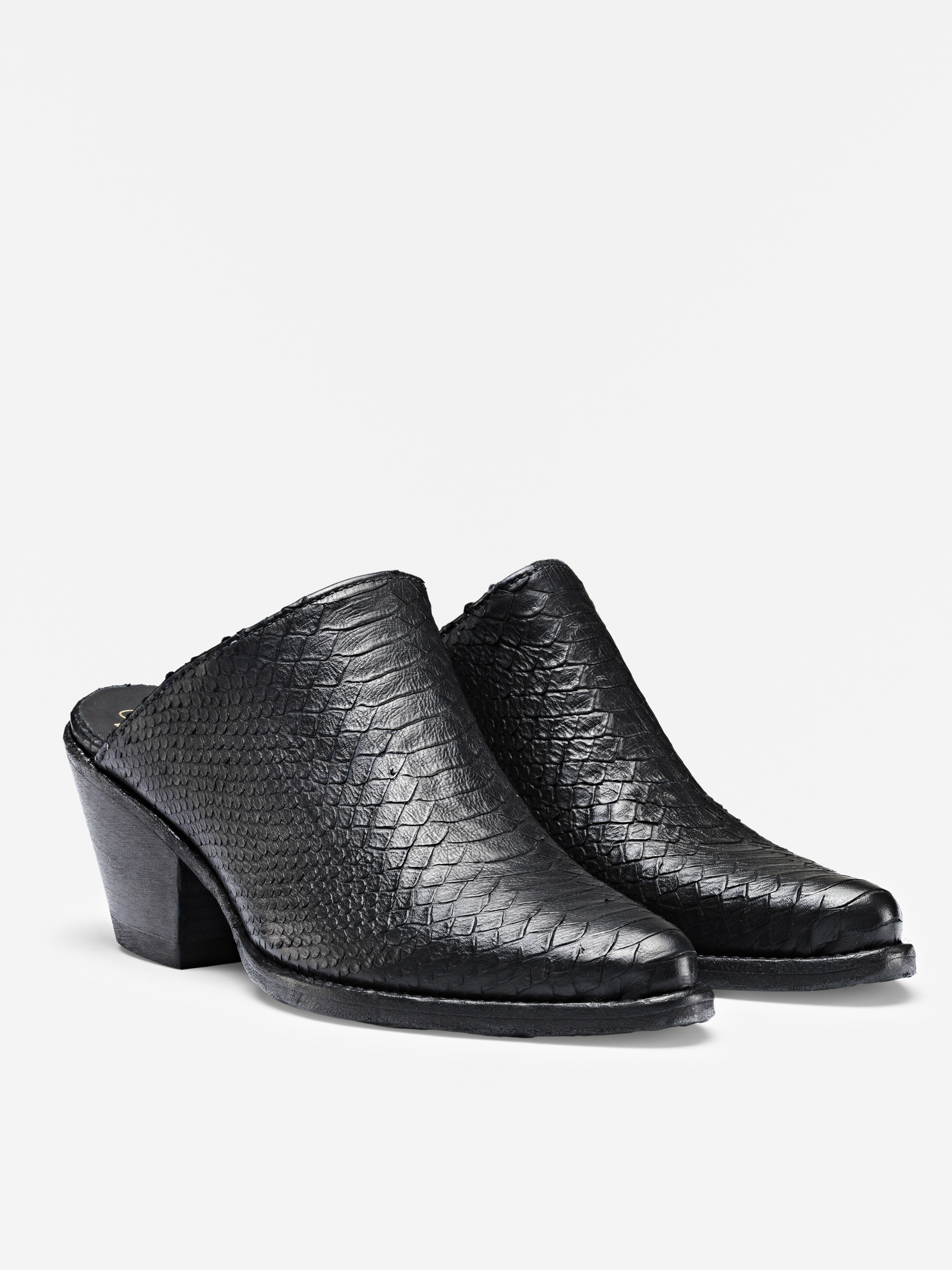 Ein Paar schwarze Pantoletten mit Absatz, spitzer Spitze und strukturiertem Schlangenhautmuster auf weißem Hintergrund.