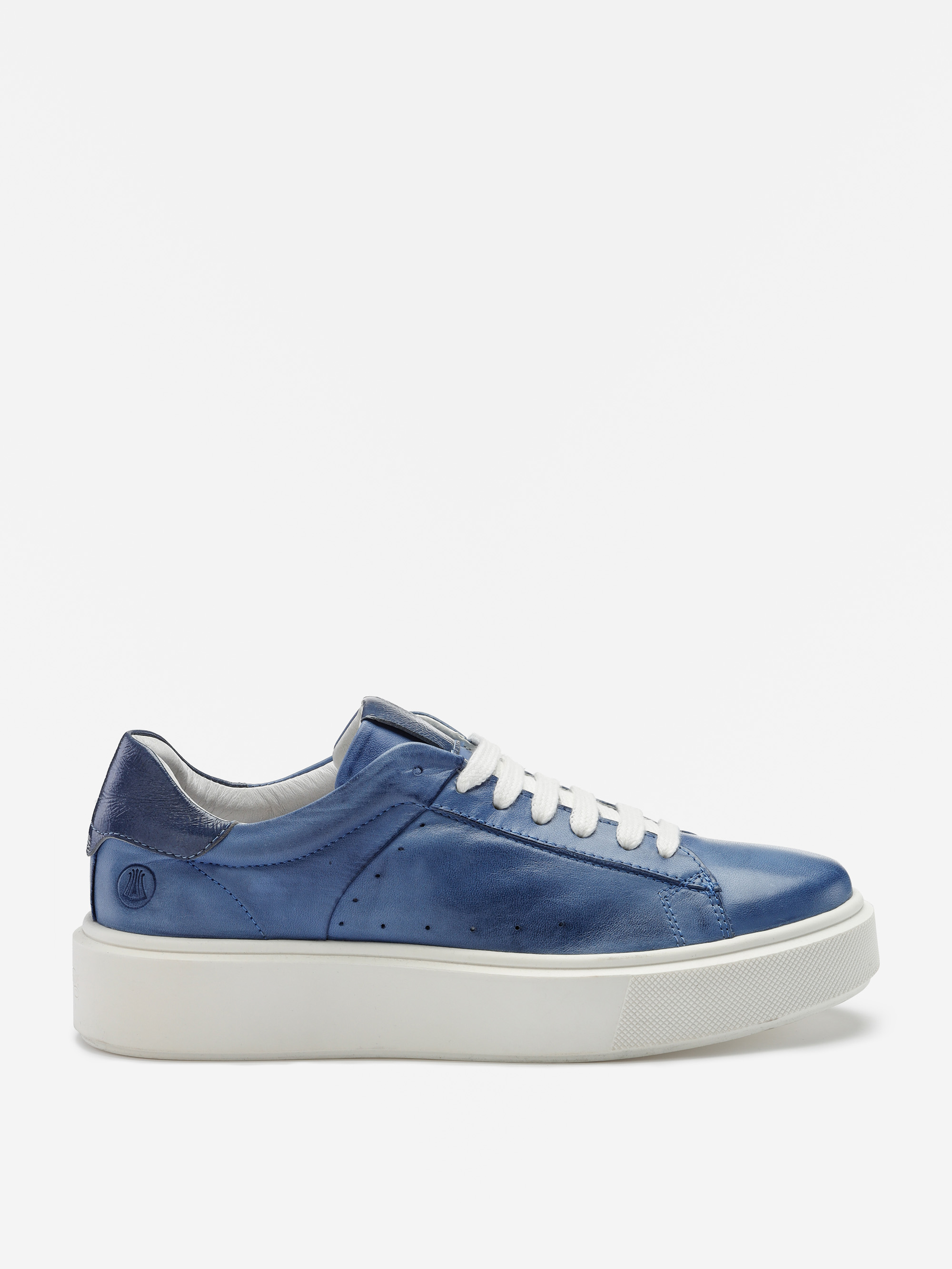 Ein blauer Ledersneaker mit weißen Schnürsenkeln und einer dicken weißen Gummisohle, dargestellt in einer Seitenprofilansicht vor einem schlichten weißen Hintergrund.