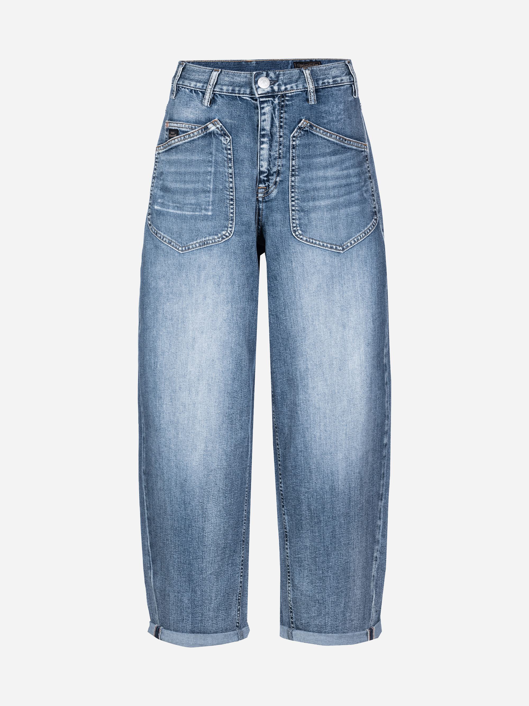 Blaue Jeans mit hoher Taille und weitem Bein, großen aufgesetzten Vordertaschen und umgeschlagenen Säumen, präsentiert vor einem schlichten weißen Hintergrund.
