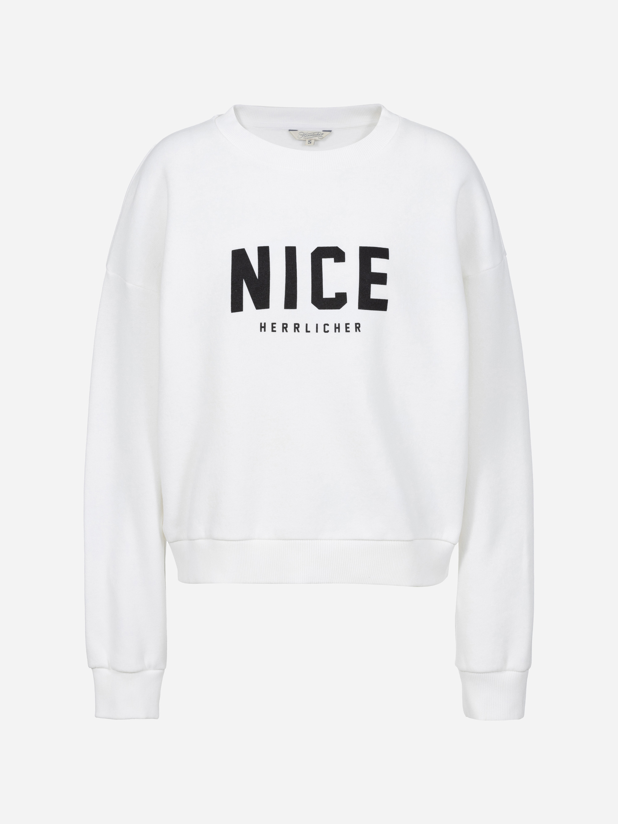 Ein weißes Sweatshirt mit langen Ärmeln mit dem Wort NICE in fetten schwarzen Buchstaben und HERRLICHER in kleinerer schwarzer Schrift darunter, mittig auf der Brust.