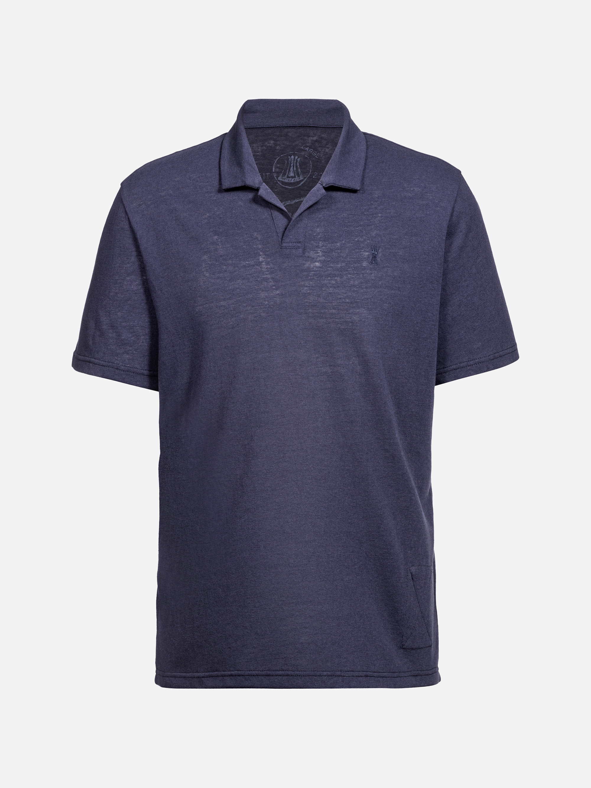 Dunkelblaues Kurzarm-Poloshirt mit Kragen und dezentem, gesticktem Logo auf der linken Brust auf weißem Grund.