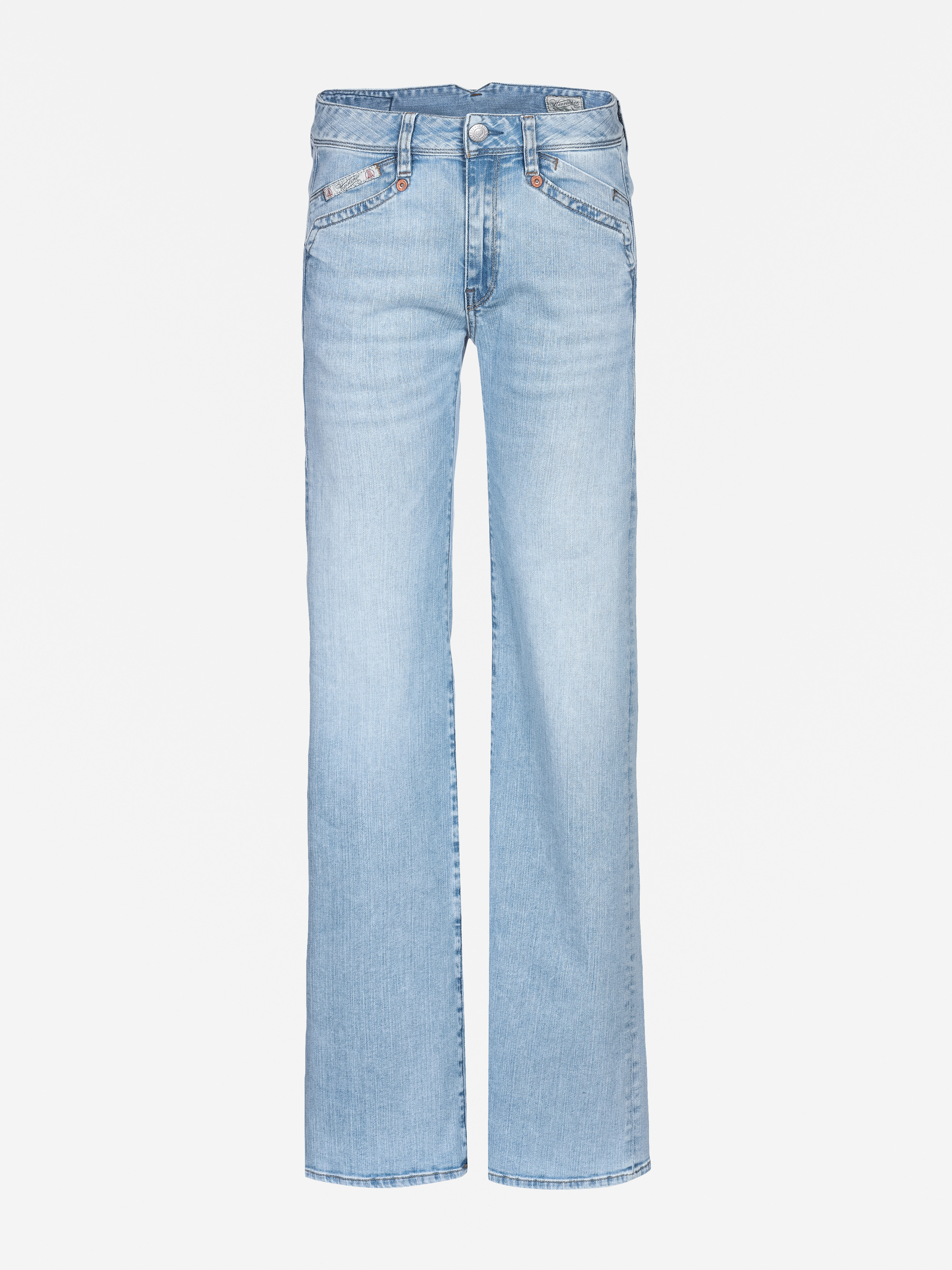 Hellblaue Jeans mit hoher Taille, geradem Bein, Knopf- und Reißverschluss vorne, Taschen vorne und hinten, auf weißem Hintergrund.
