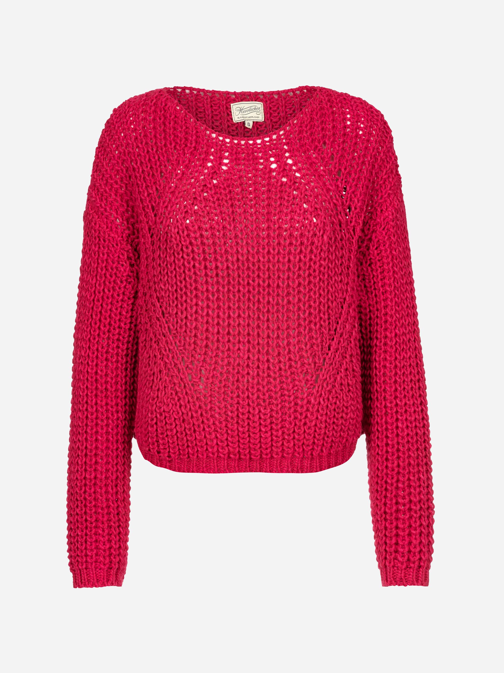 Ein hellrosa, langärmeliger, grob gestrickter Pullover mit einem lockeren, offenen Webmuster und einem Rundhalsausschnitt auf einem einfarbig weißen Hintergrund.