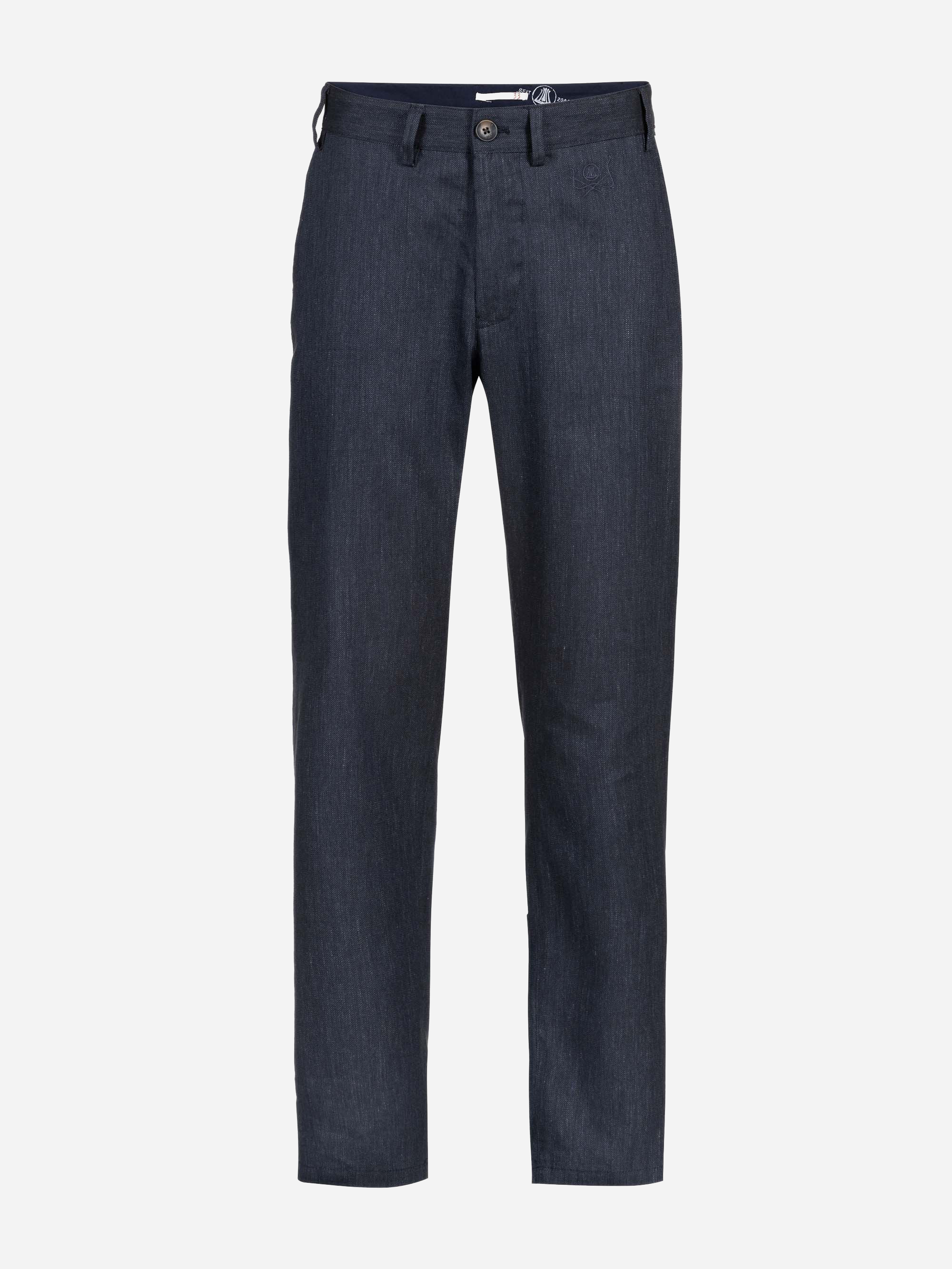 Ein Paar dunkelblaue Jeanshosen mit geradem Bein, Knopf- und Reißverschluss, Gürtelschlaufen und Seitentaschen auf einem einfarbig weißen Hintergrund.