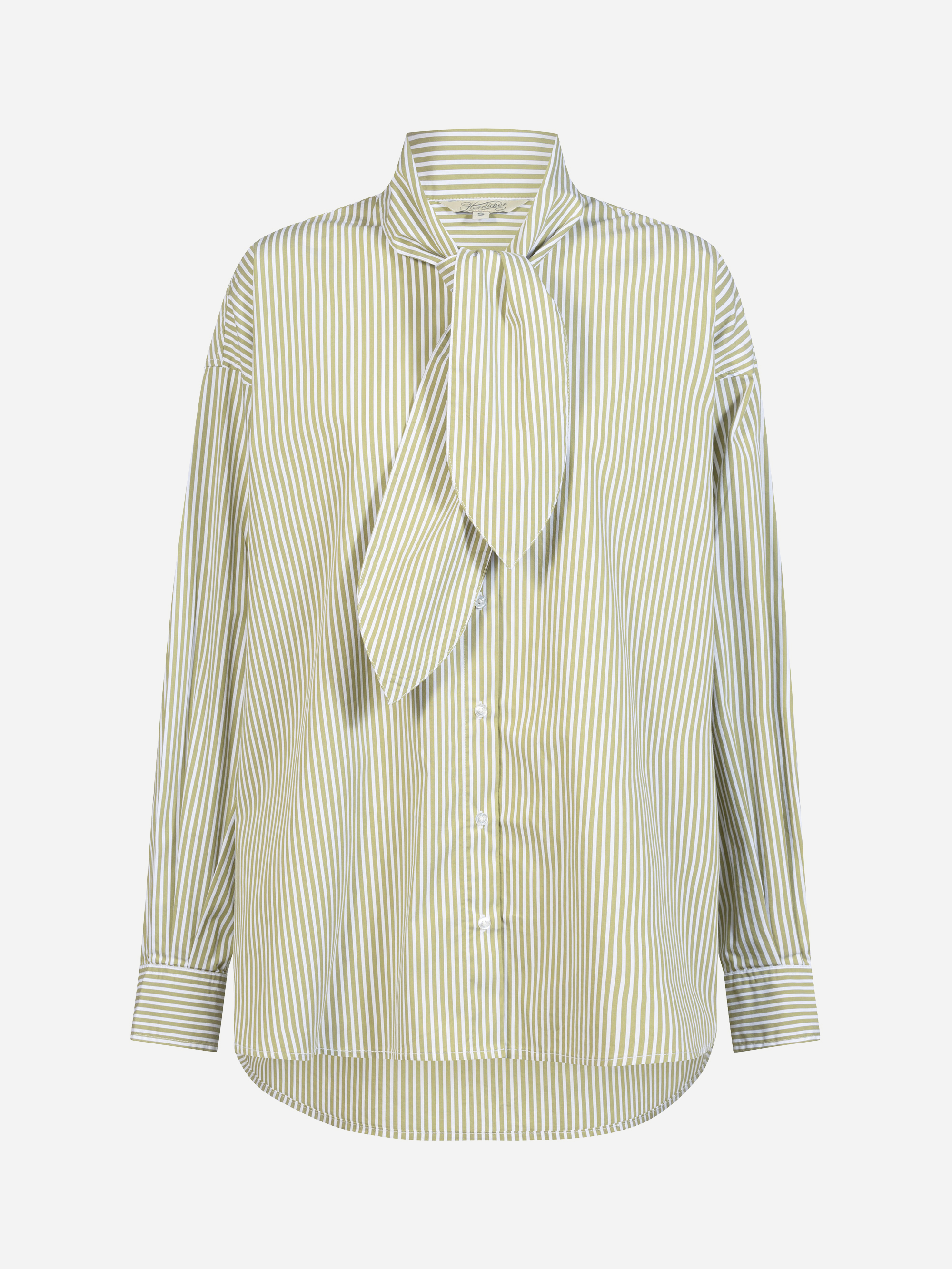 Langärmelige Bluse mit Knopfleiste und grünen sowie weißen Längsstreifen, mit hohem Ausschnitt und einer großen Schleife am Halsausschnitt.