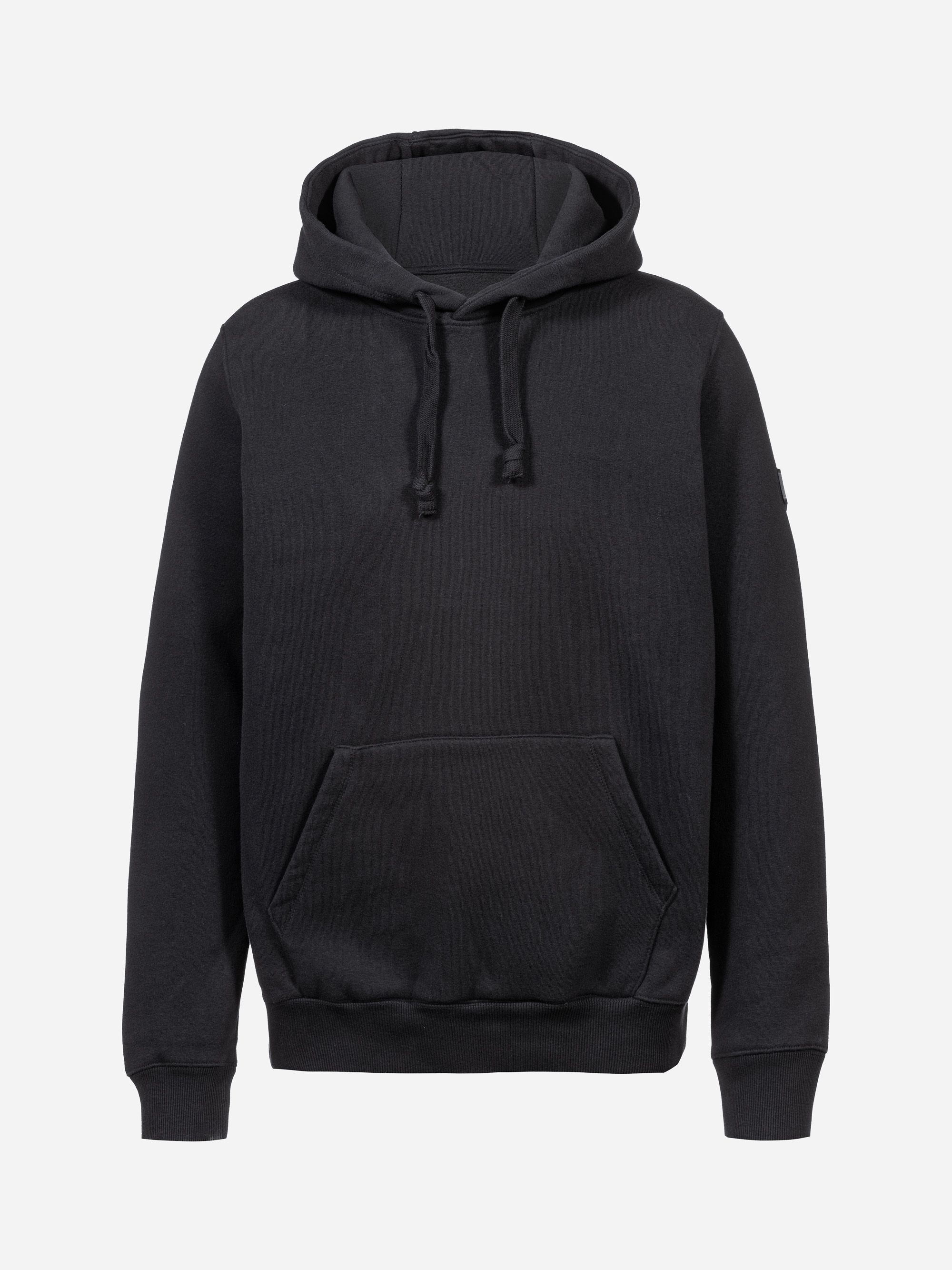 Ein schlichtes schwarzes Kapuzensweatshirt mit Kängurutasche und Kordelzug auf weißem Hintergrund.