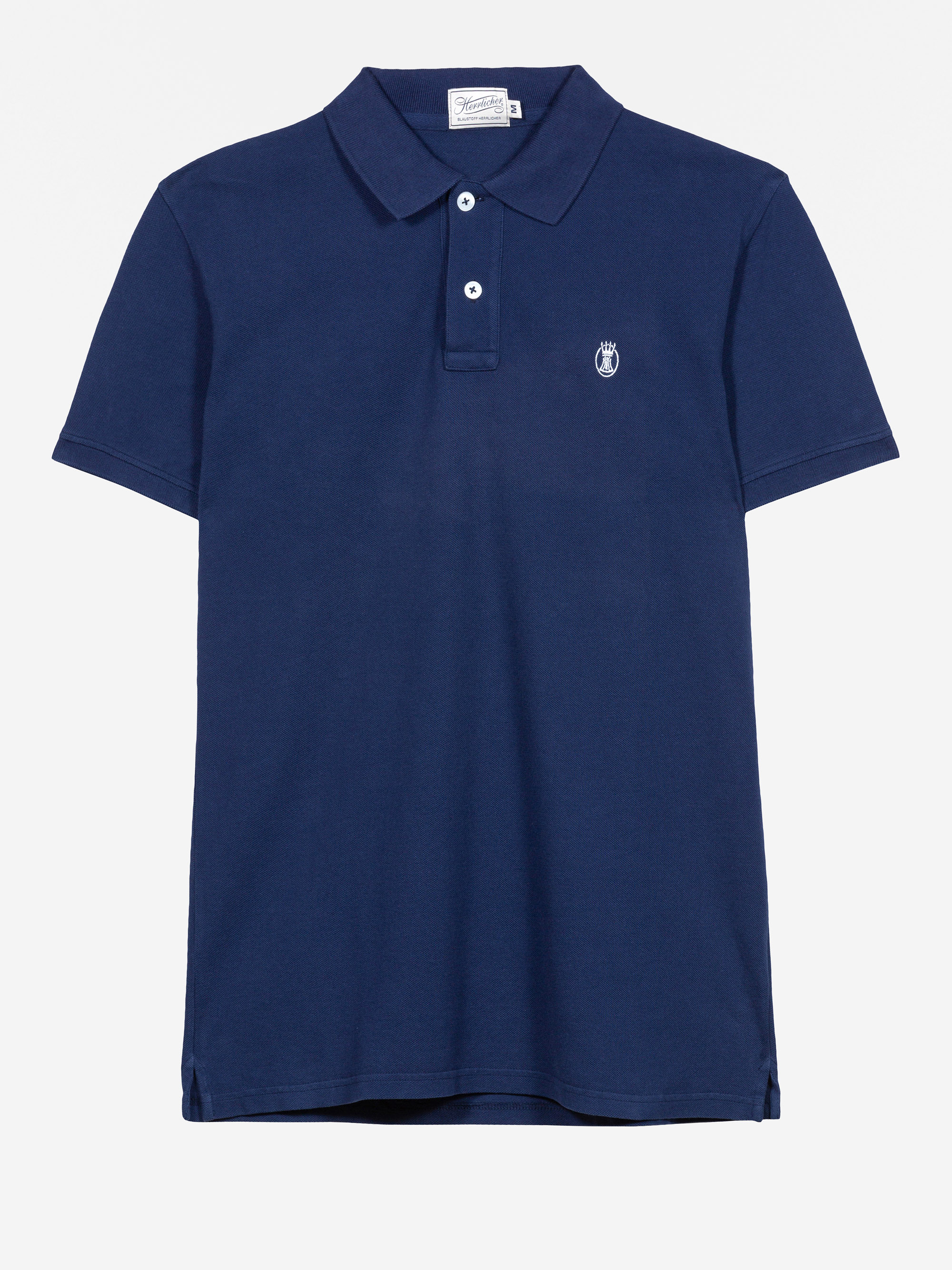 Ein marineblaues, kurzärmeliges Poloshirt mit Kragen, zwei weißen Knöpfen und einem kleinen gestickten Logo auf der linken Brust. Das Hemd liegt flach auf einem weißen Hintergrund.