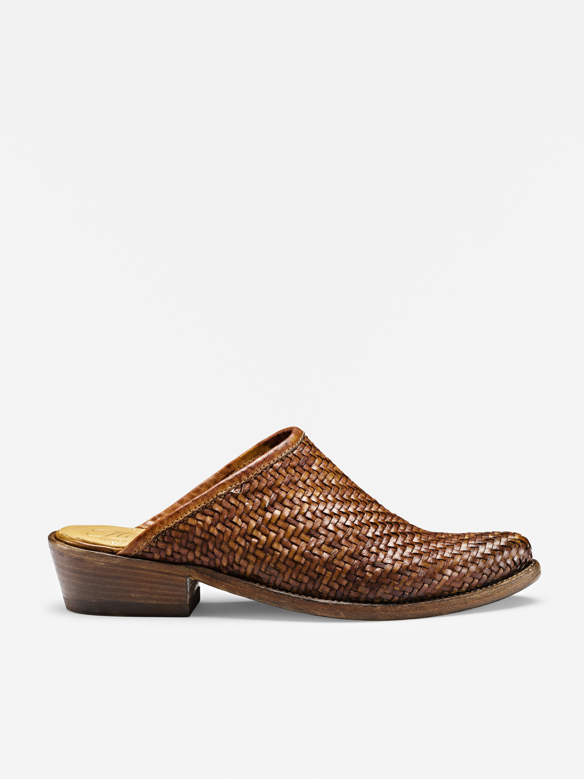 Ein brauner Pantoffelschuh aus gewebtem Leder mit geschlossener Spitze, offener Rückseite und niedrigem Holzabsatz, dargestellt auf einem schlichten weißen Hintergrund.