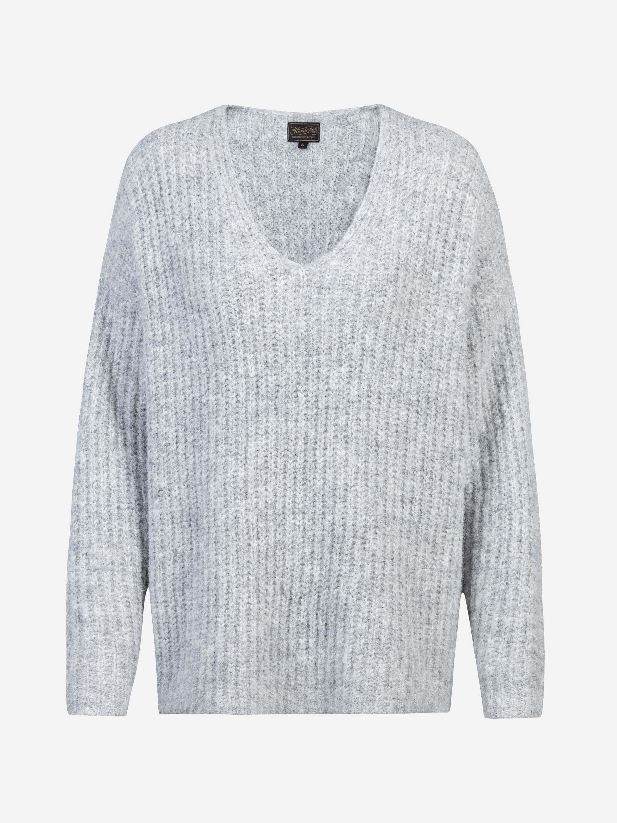 Hellgrauer, langärmeliger Pullover aus Rippenstrick in lockerer Passform mit V-Ausschnitt auf einfarbig weißem Grund.