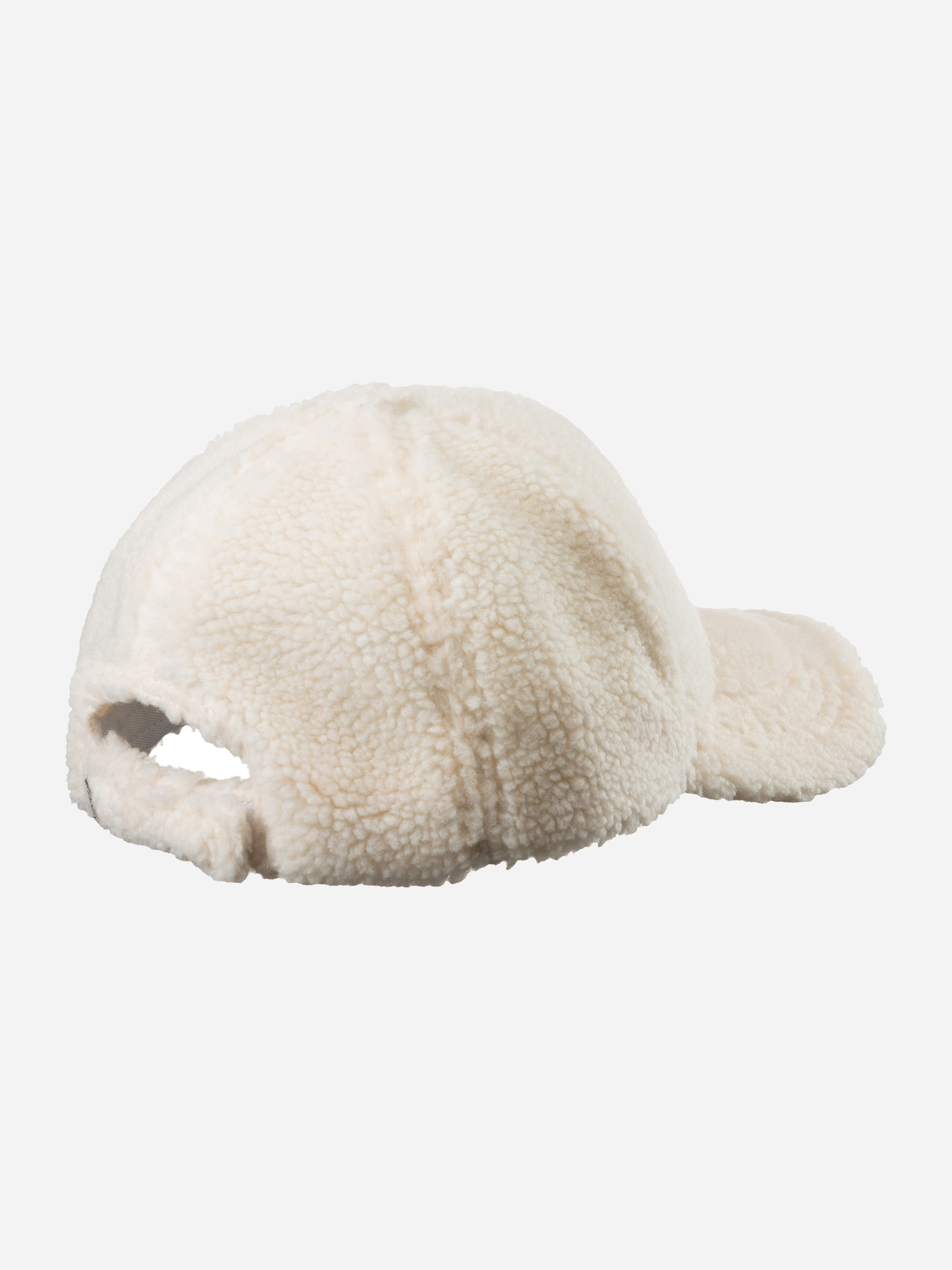 Eine cremefarbene Baseballmütze aus Fleece mit weicher, plüschiger Oberfläche und einer Öffnung oberhalb des verstellbaren Riemens ist von hinten zu sehen. Der Hintergrund ist einfarbig weiß.