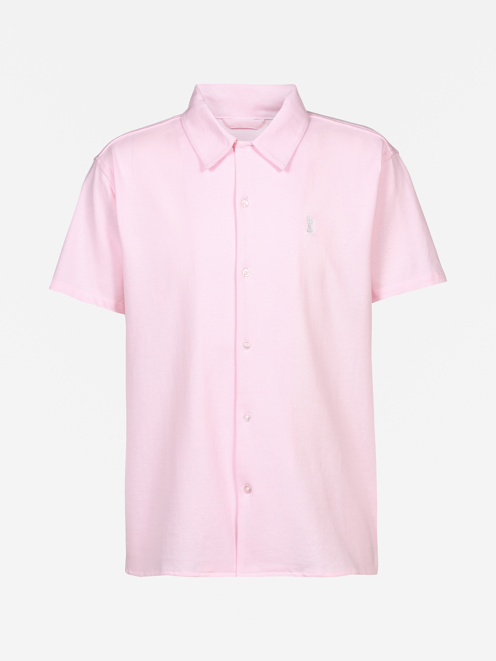 Ein hellrosa, kurzärmeliges Hemd mit Kragen und einem kleinen, weiß gestickten Logo auf der linken Brust, das auf einem einfarbig weißen Hintergrund angebracht ist.