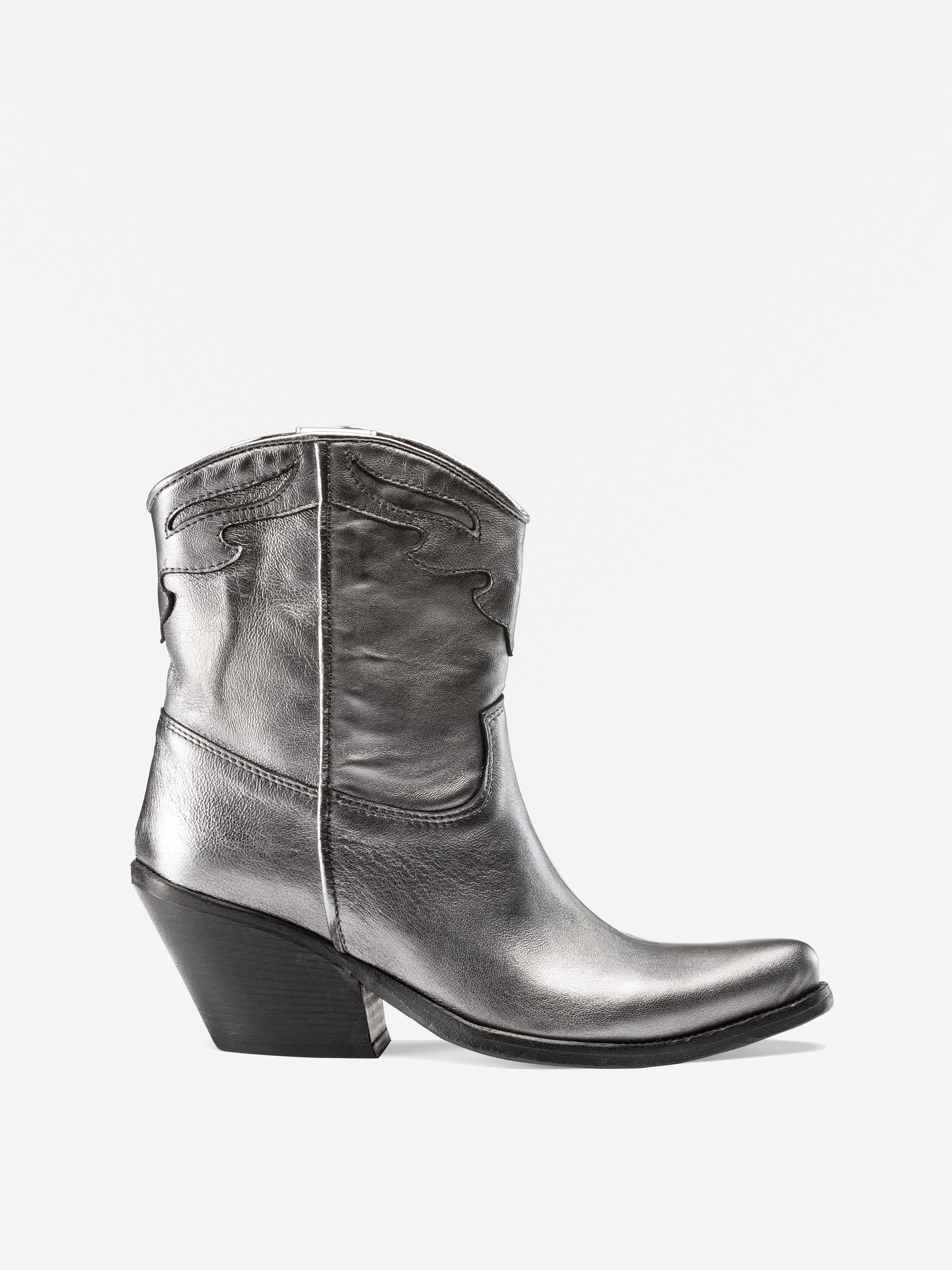 Eine metallisch-silberne Westernstiefelette mit Ziernähten, einer spitzen Spitze und einem klobigen, schrägen Absatz, im Profil vor einem schlichten weißen Hintergrund.