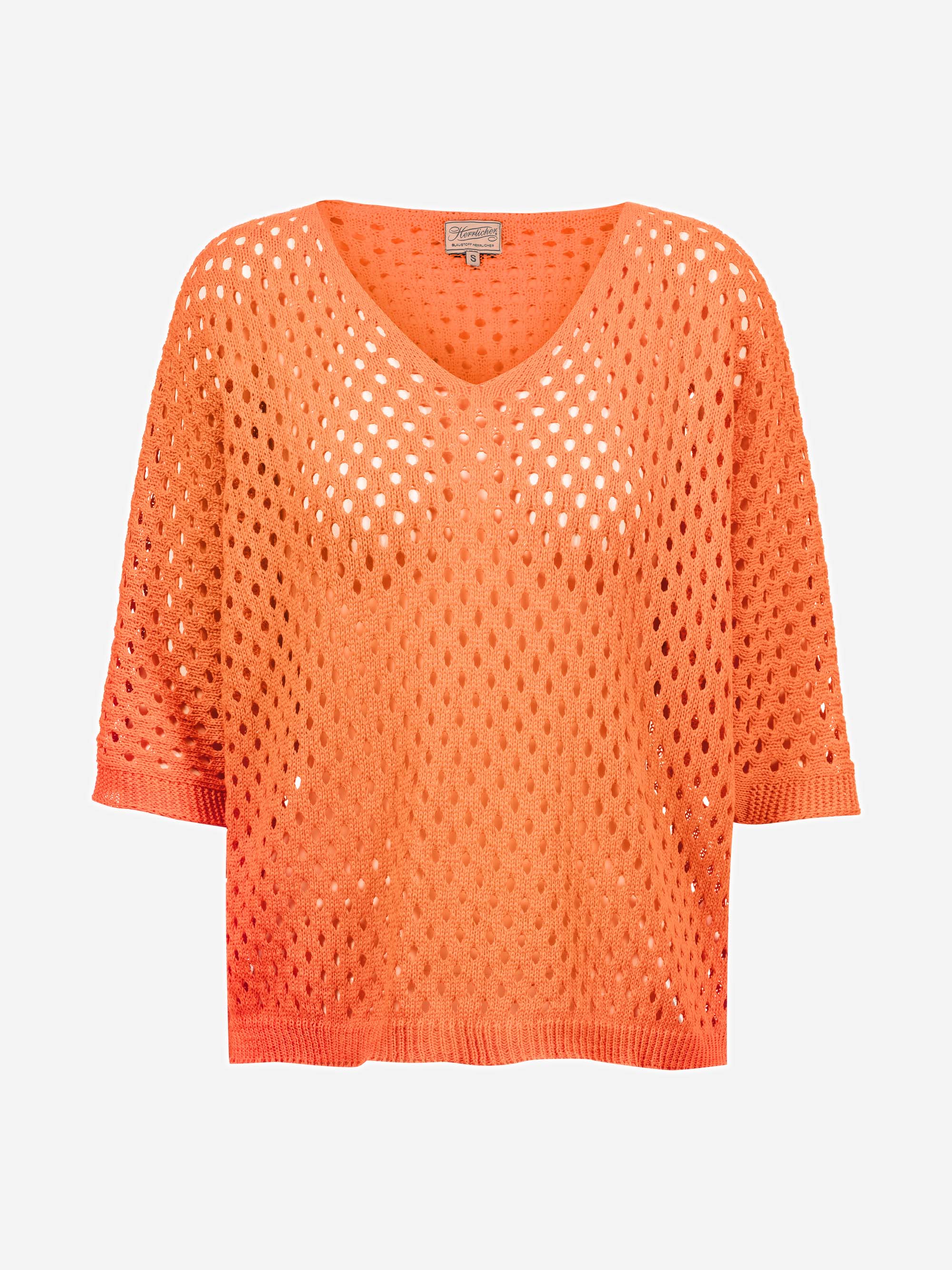 Ein orangefarbener, locker gestrickter Pullover mit V-Ausschnitt und Dreiviertel-Ärmeln. Der Pullover hat ein perforiertes, luftiges Muster und gerippte Abschlüsse an den Ärmeln und am Bund. Ausgestellt vor einem schlichten weißen Hintergrund.
