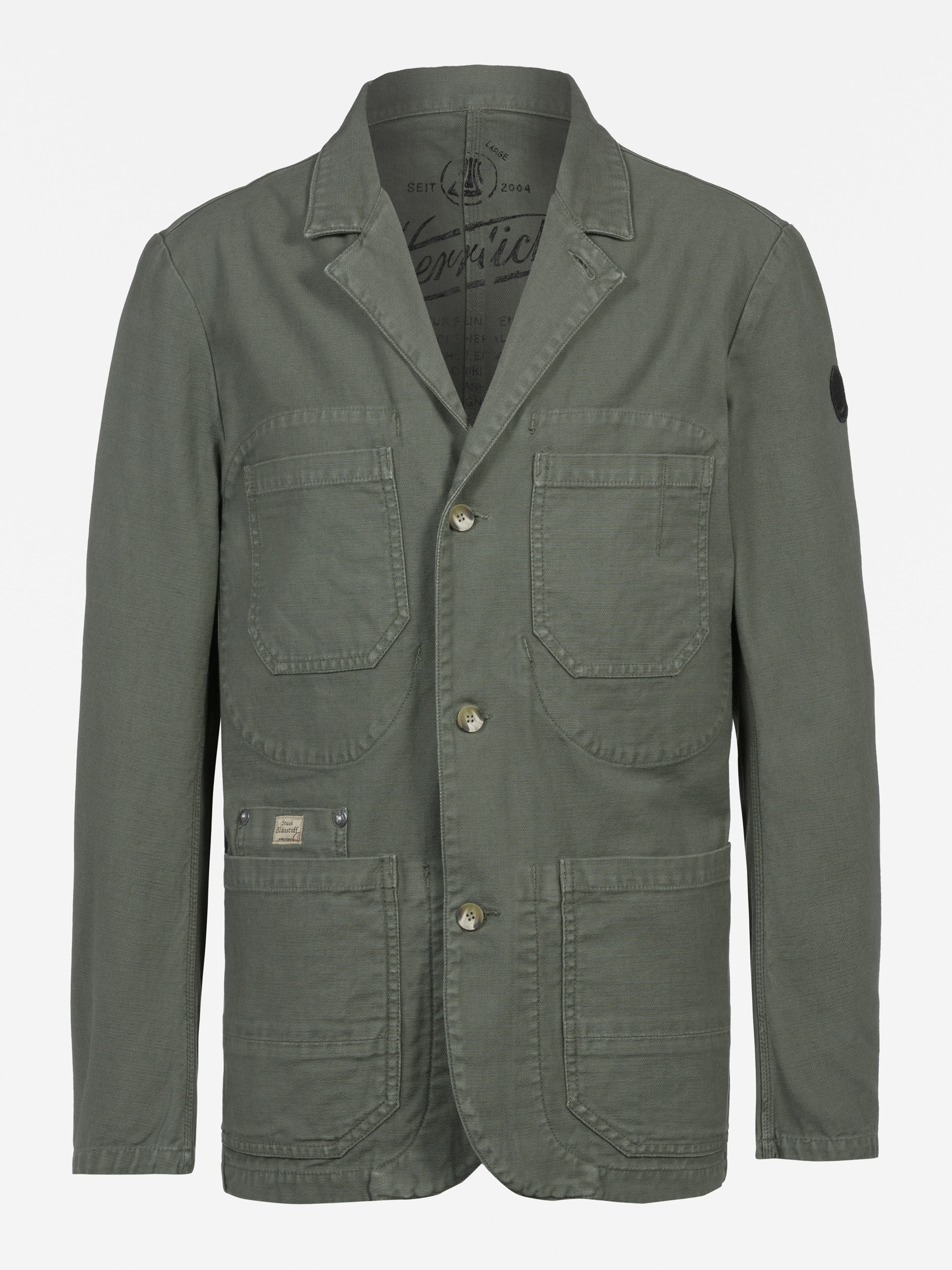 Eine khakigrüne, hochgeknöpfte Funktionsjacke mit vier aufgesetzten Vordertaschen, einem gekerbten Reverskragen und einem runden schwarzen Aufnäher am linken Ärmel. Der Stoff scheint robust und leicht strukturiert zu sein.