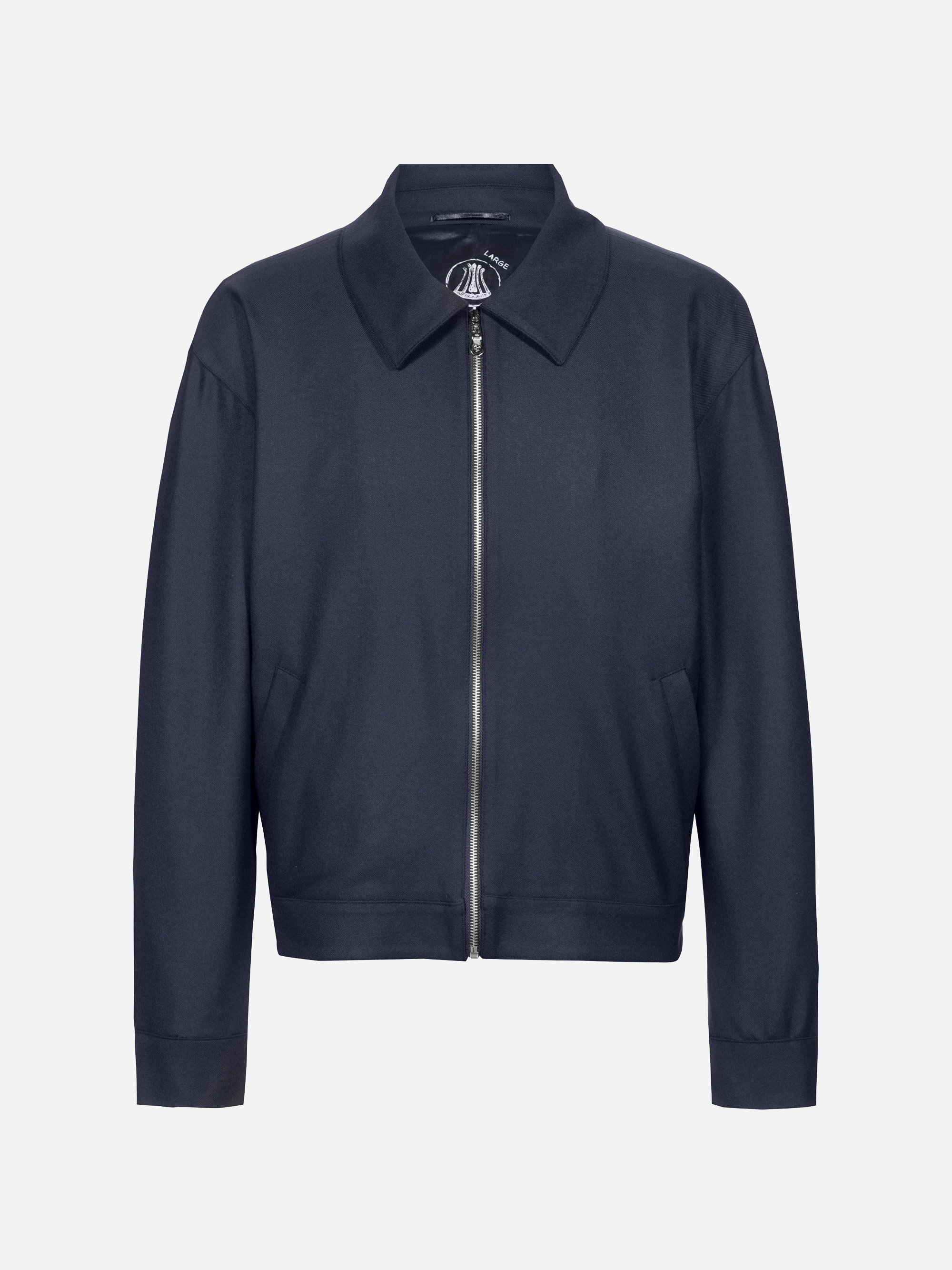 Marineblaue Jacke mit Reißverschluss, Kragen, langen Ärmeln und zwei Seitentaschen, abgebildet vor einem schlichten weißen Hintergrund.