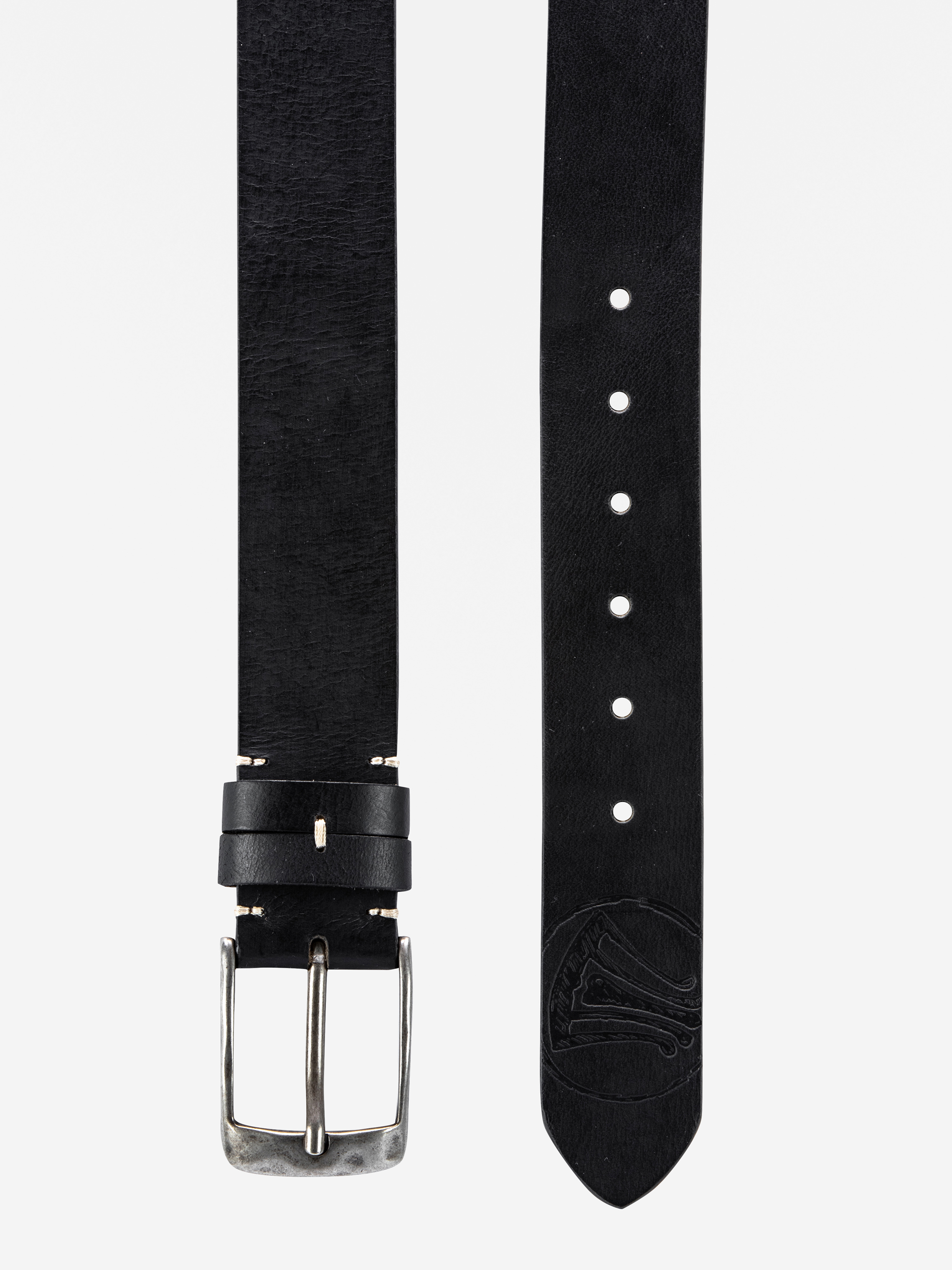 Ein schwarzer Ledergürtel mit einer silbernen rechteckigen Schnalle, mehreren Verstelllöchern und einem geprägten Muster in der Nähe des spitzen Endes, dargestellt auf weißem Hintergrund.