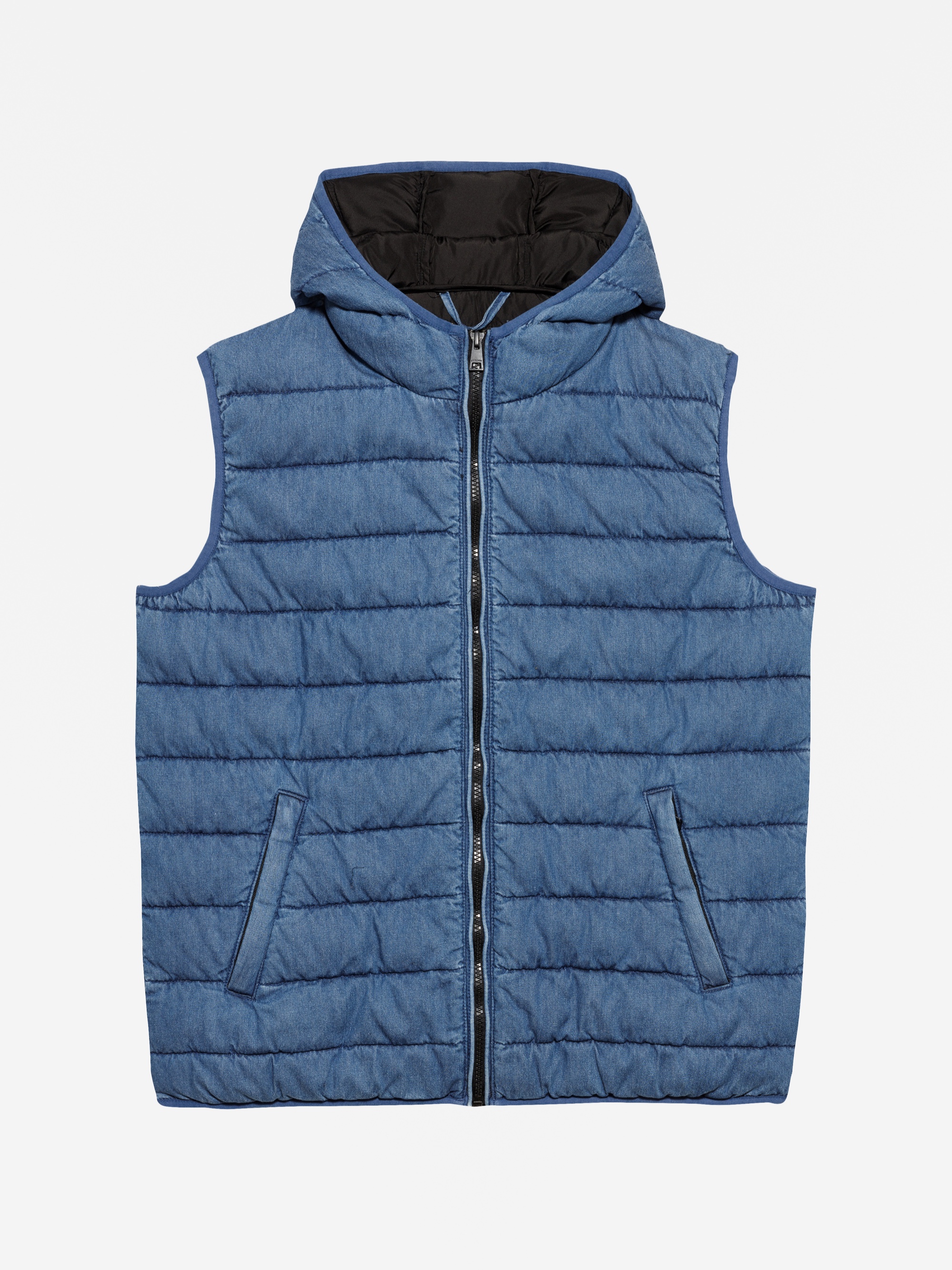 Eine blaue, ärmellose Pufferweste mit Kapuze, Reißverschluss und zwei schrägen Vordertaschen auf weißem Hintergrund.