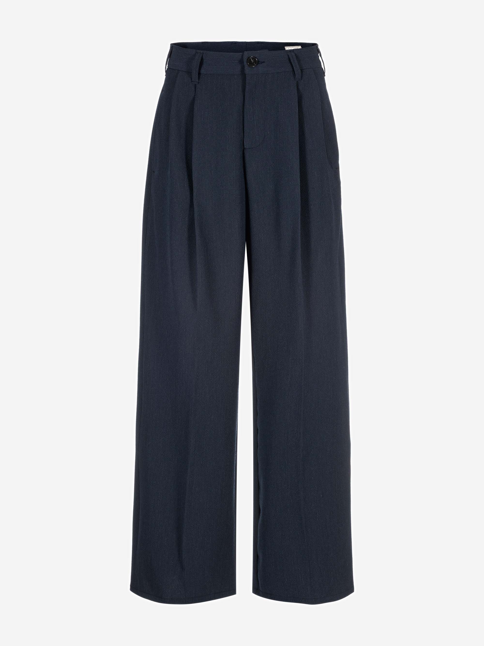 Dunkle marineblaue Hose mit weitem Bein, Falten auf der Vorderseite, einem Bund mit Gürtelschlaufen und einem Knopf- und Reißverschluss, der sich vor einem einfarbig weißen Hintergrund abzeichnet.