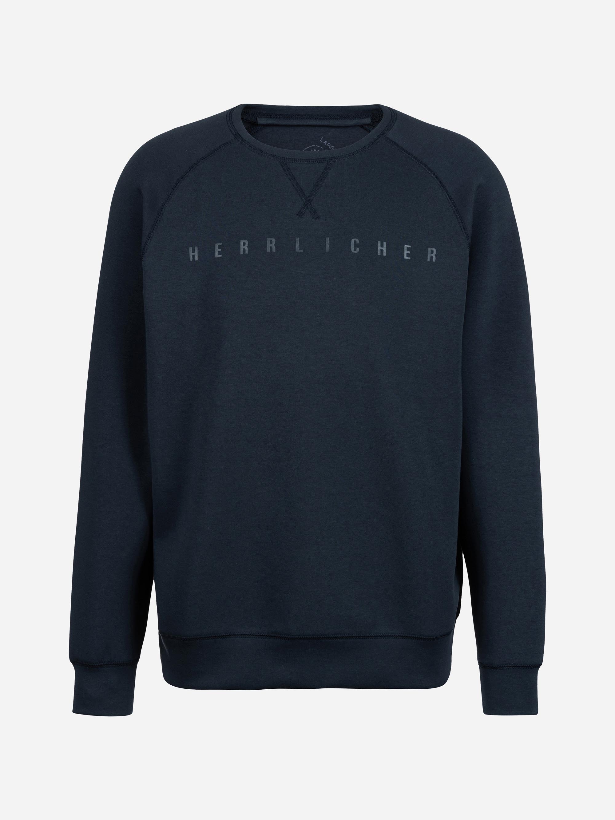 Marineblaues Sweatshirt mit Rundhalsausschnitt, langen Ärmeln, gerippten Bündchen und Saum sowie dem Aufdruck HERRLICHER in dezenten Großbuchstaben auf der Brust.