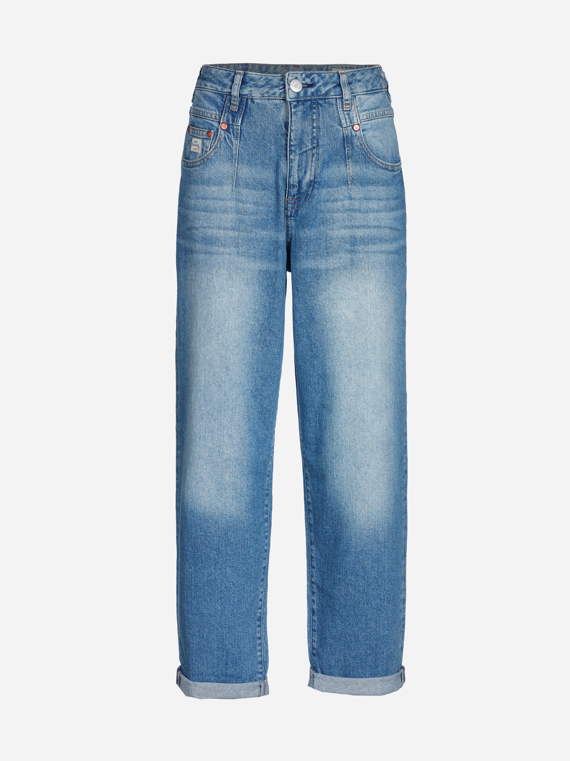 Hellblaue Denim-Jeans mit hoher Taille, Gürtelschlaufen, Vorder- und Gesäßtaschen, verblichenen Details an den Oberschenkeln, aufgerollten Bündchen und einer entspannten, geraden Passform, die auf einem einfarbig weißen Hintergrund gezeigt wird.