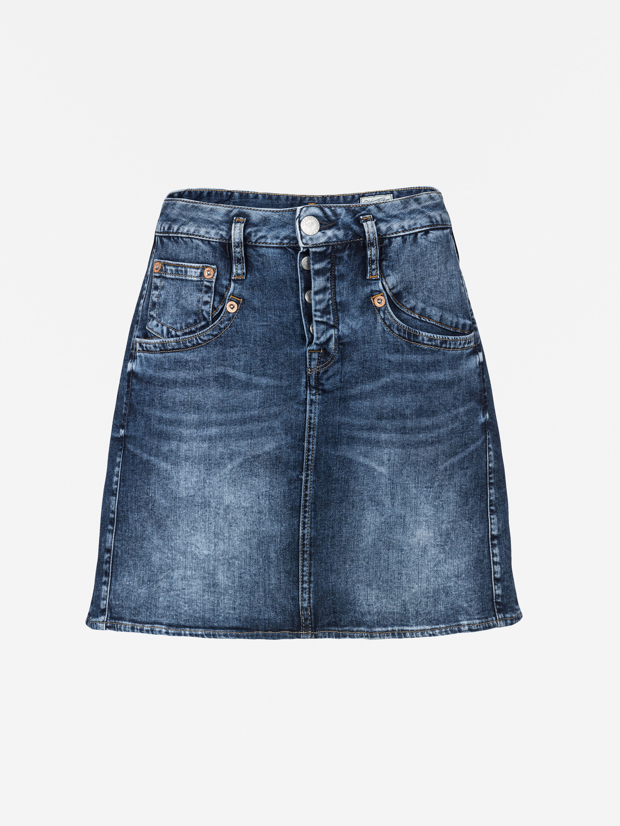 Ein blauer Jeansminirock mit Vordertaschen, Gürtelschlaufen und einem Knopf- und Reißverschluss auf weißem Hintergrund.