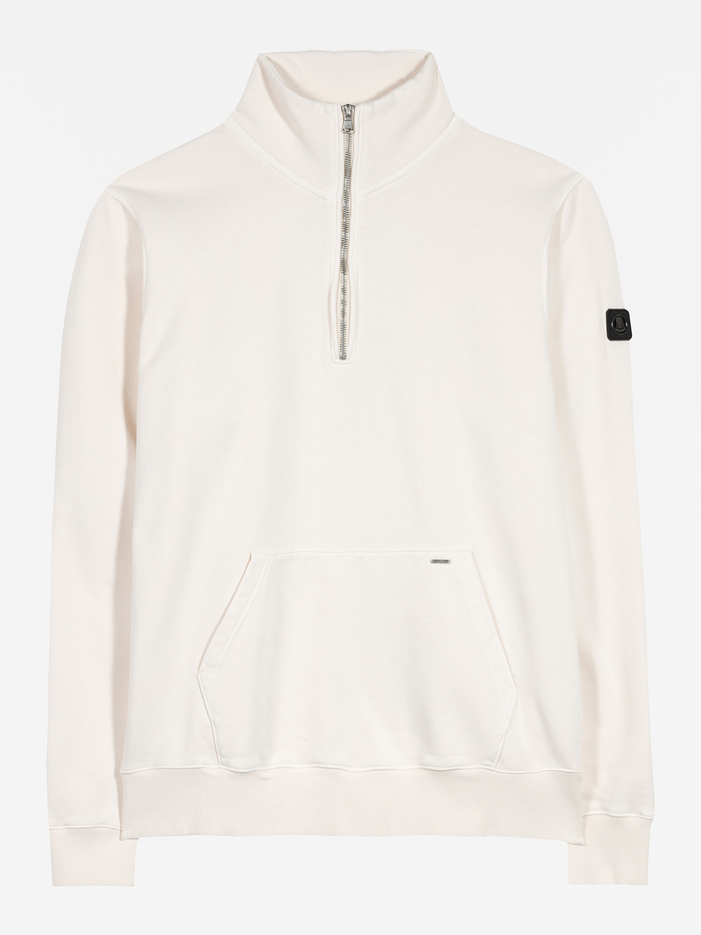 Weißer langärmeliger Pullover mit halbem Reißverschlusskragen, Kängurutasche vorne, gerippten Bündchen und Saum sowie einem kleinen schwarzen Aufnäher am linken Ärmel.