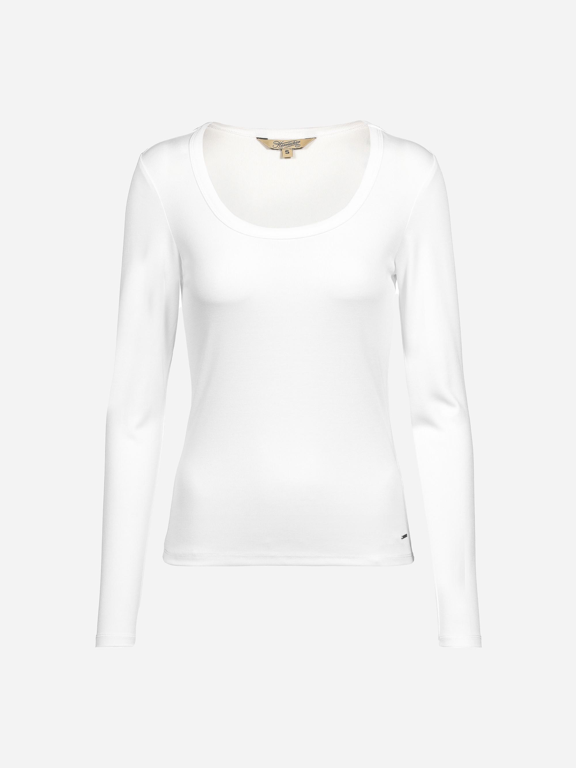 Ein schlichtes weißes, langärmeliges Damenshirt mit Rundhalsausschnitt auf hellem Hintergrund.