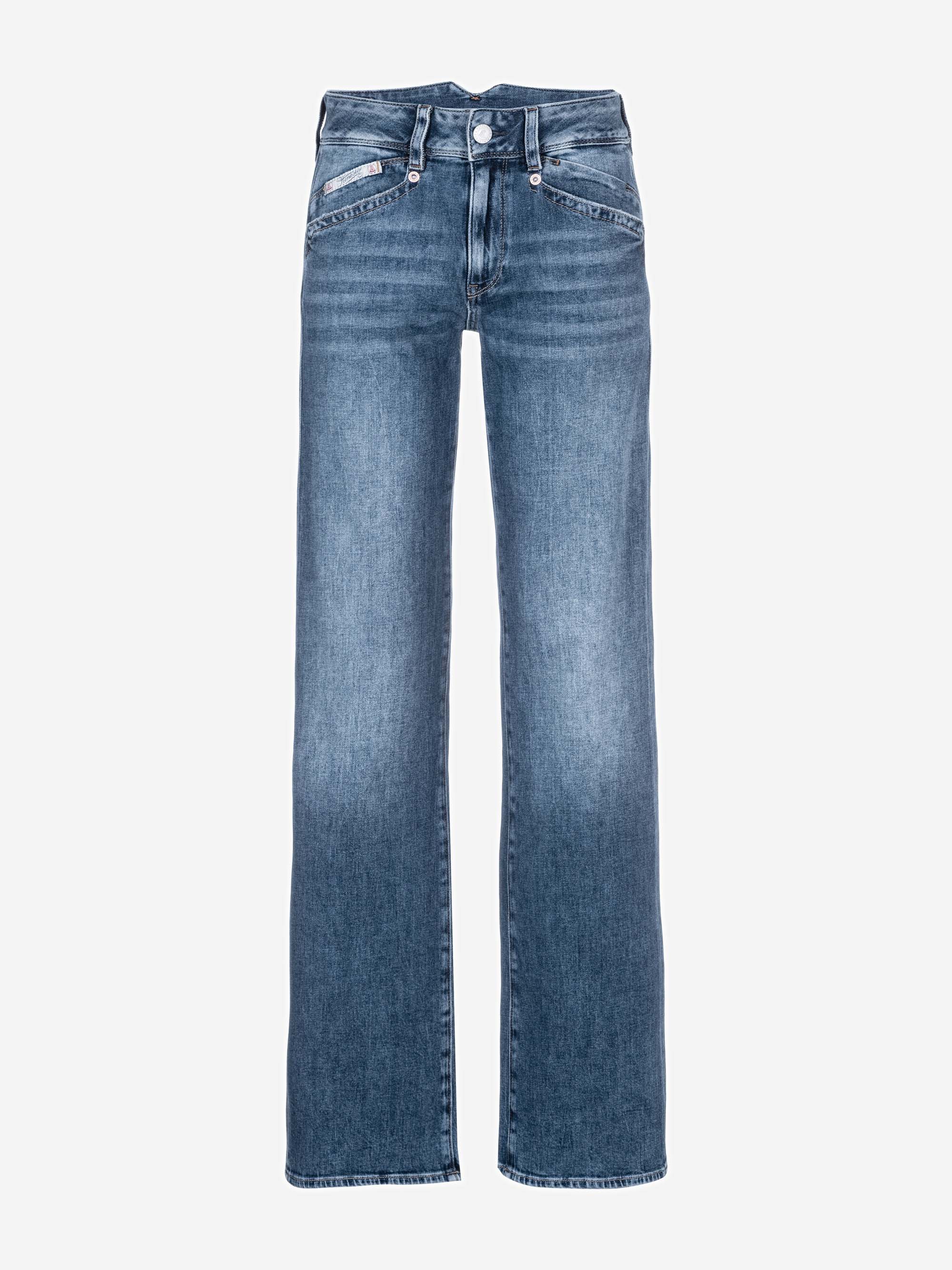 Blaue Jeans mit hoher Taille und weitem Bein, verblasster Waschung, Reißverschluss und Knopfverschluss vorne und klassischem Five-Pocket-Styling auf einfarbig weißem Hintergrund.