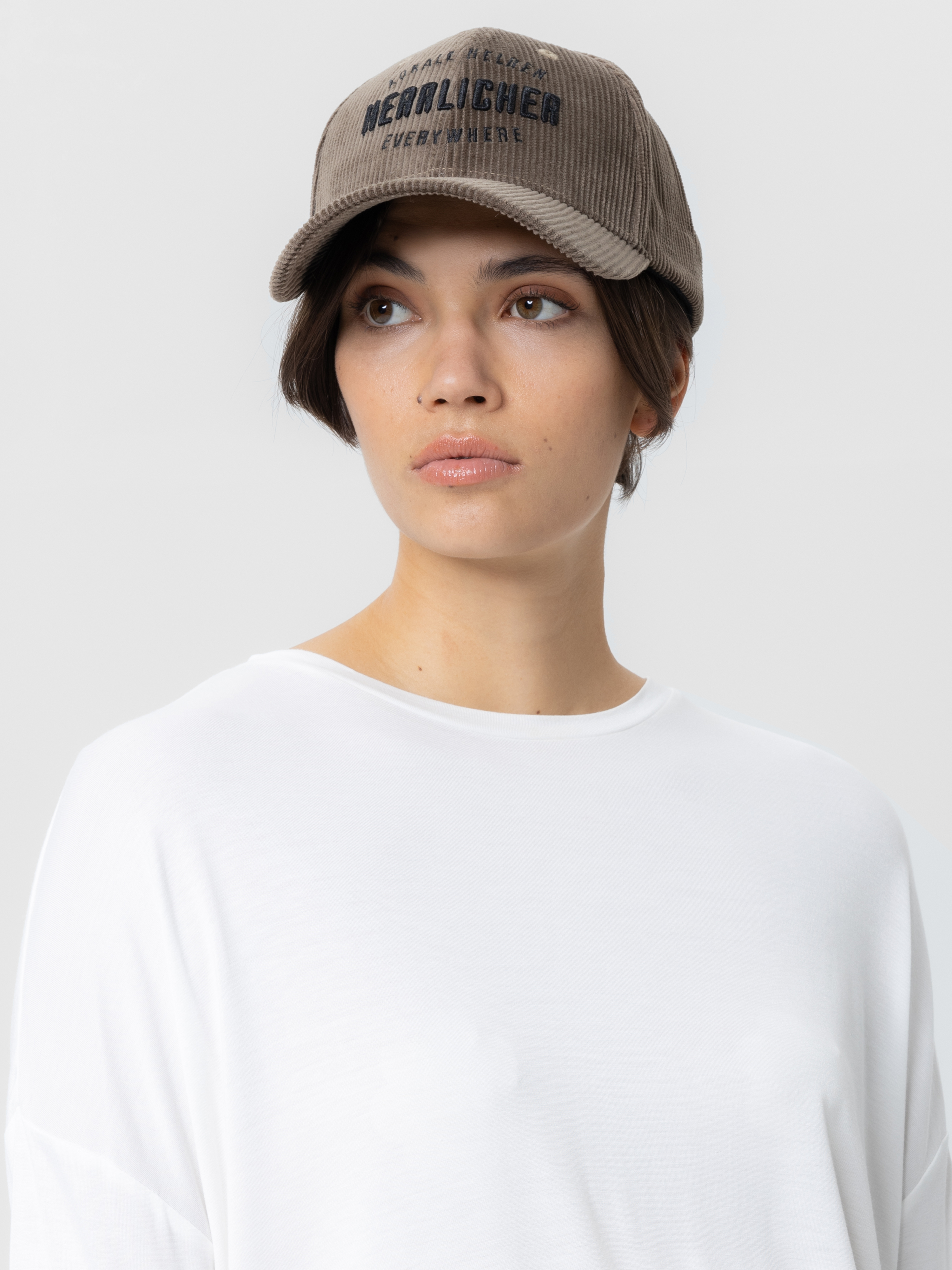 Eine Frau, die einen Hut trägt.