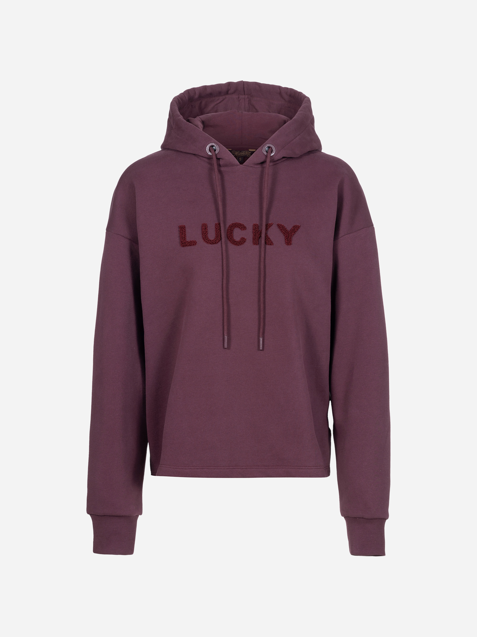 Kastanienbrauner Kapuzenpulli mit Kordelzug und Rippbündchen. Auf der Brust ist das Wort LUCKY in strukturierten Buchstaben zu lesen.