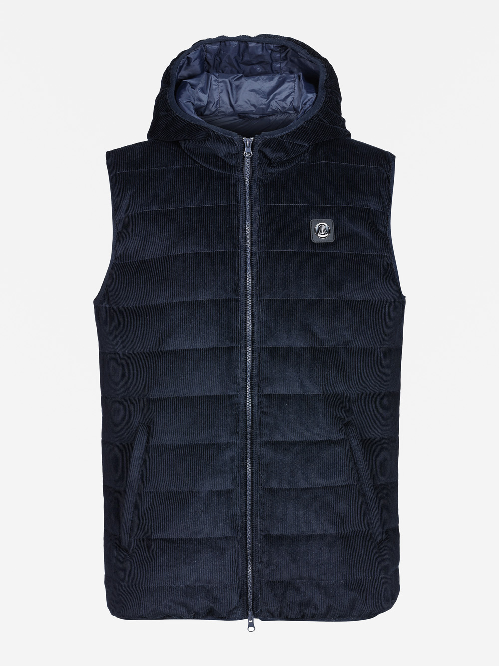 Marineblaue, gesteppte Cordweste mit Frontreißverschluss, Kapuze und zwei Seitentaschen. Die Weste ist mit einem kleinen quadratischen Logoaufnäher auf der linken Brust versehen. Das Innenfutter ist um die Kapuze herum sichtbar.