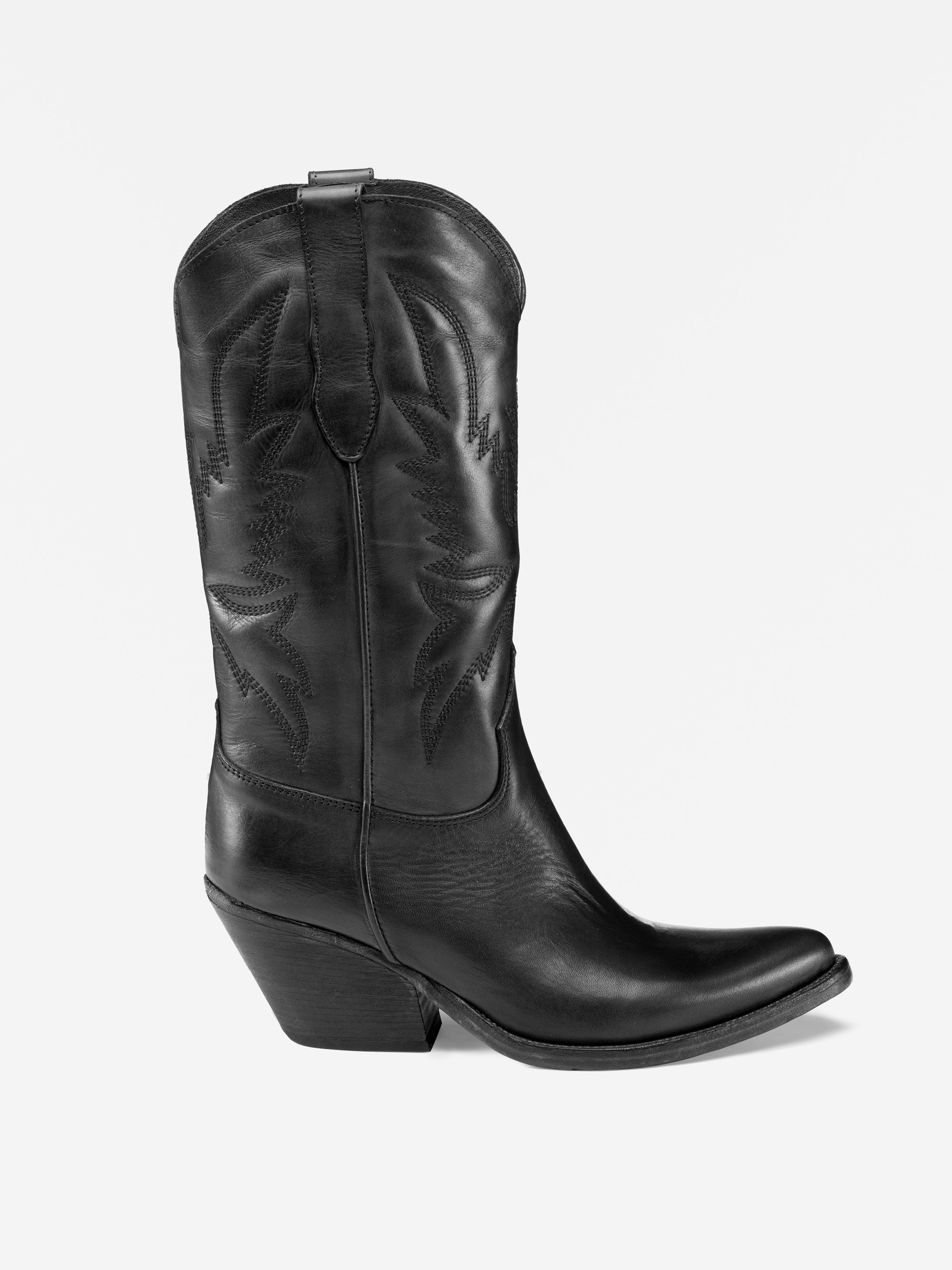 Ein Cowboystiefel aus schwarzem Leder mit Ziernähten, spitzer Spitze und schrägem Absatz, im Profil auf weißem Hintergrund dargestellt.