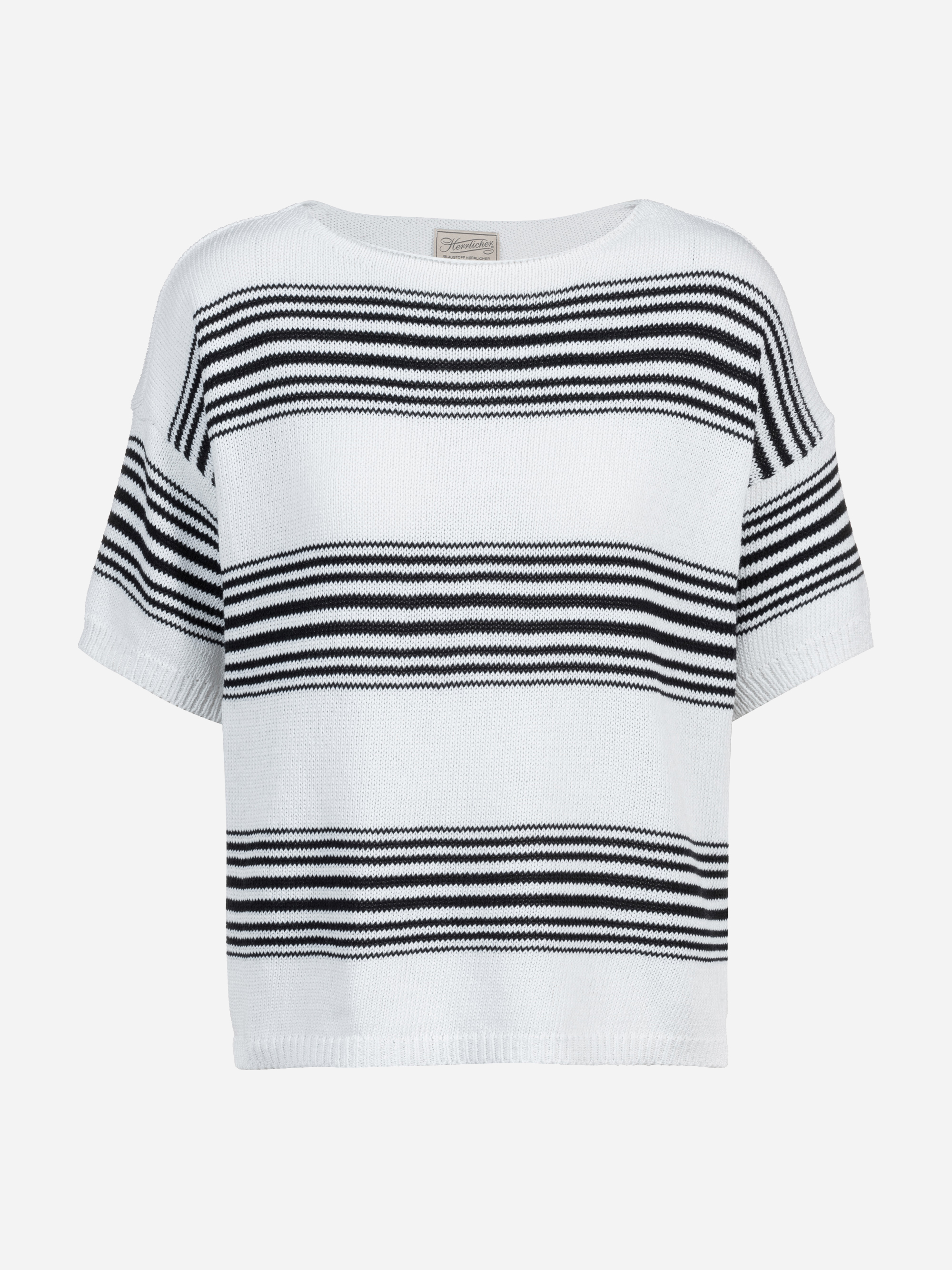 Ein kurzärmeliger, weißer Strickpullover mit horizontalen, unterschiedlich dicken schwarzen Streifen auf der Brust, den Ärmeln und dem Rumpf. Der Pullover hat einen Rundhalsausschnitt und eine lockere Passform.