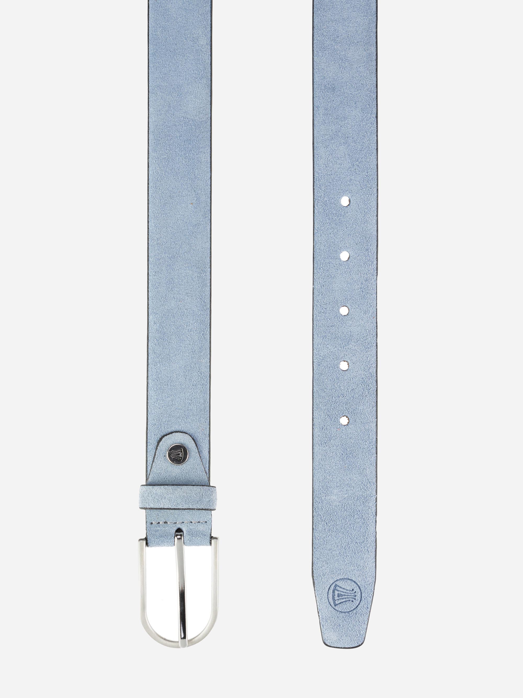 Ein hellblauer Wildledergürtel mit einer silbernen Schnalle, flach ausgestellt. Ein Ende zeigt die Schnalle und eine einzelne Metallniete, während das andere Ende mehrere Verstelllöcher und ein kleines, geprägtes Logo in der Nähe der Spitze aufweist.