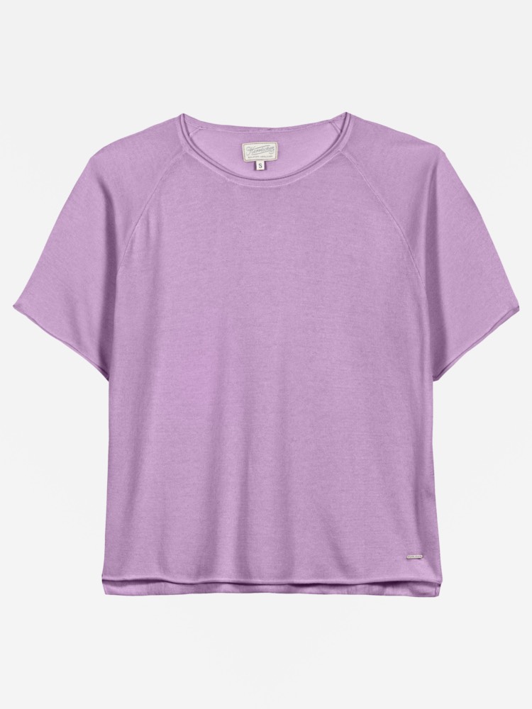 Ein schlichtes, kurzärmeliges, lavendelfarbenes T-Shirt mit lockerer Passform auf weißem Hintergrund. Das Shirt hat einen Rundhalsausschnitt und ein kleines Etikett in der Nähe des unteren Saums.