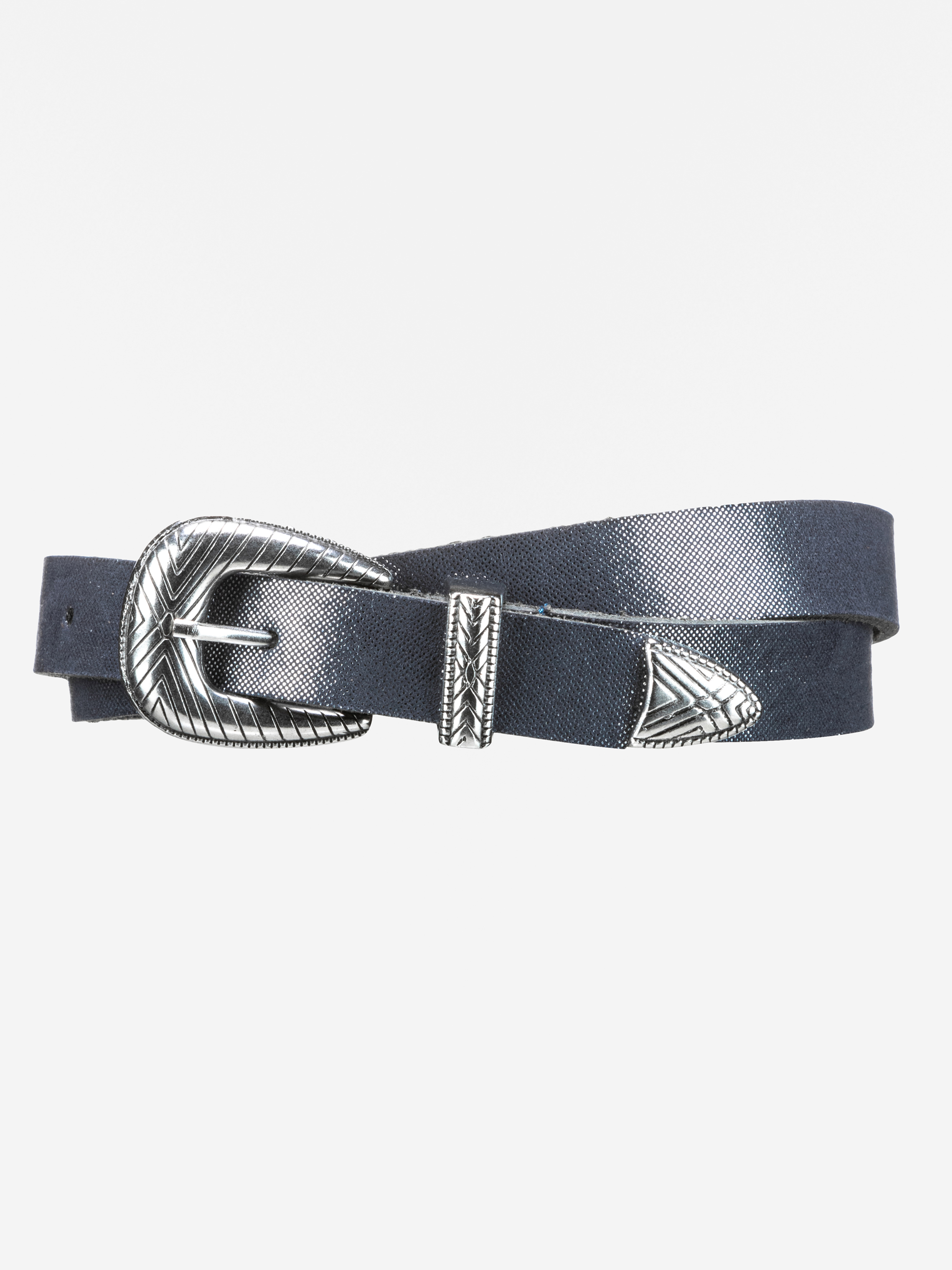 Ein dunkelblauer Ledergürtel mit silberfarbener Schnalle, Schlaufe und Spitze, jeweils mit eingravierten dekorativen Mustern, auf weißem Hintergrund.