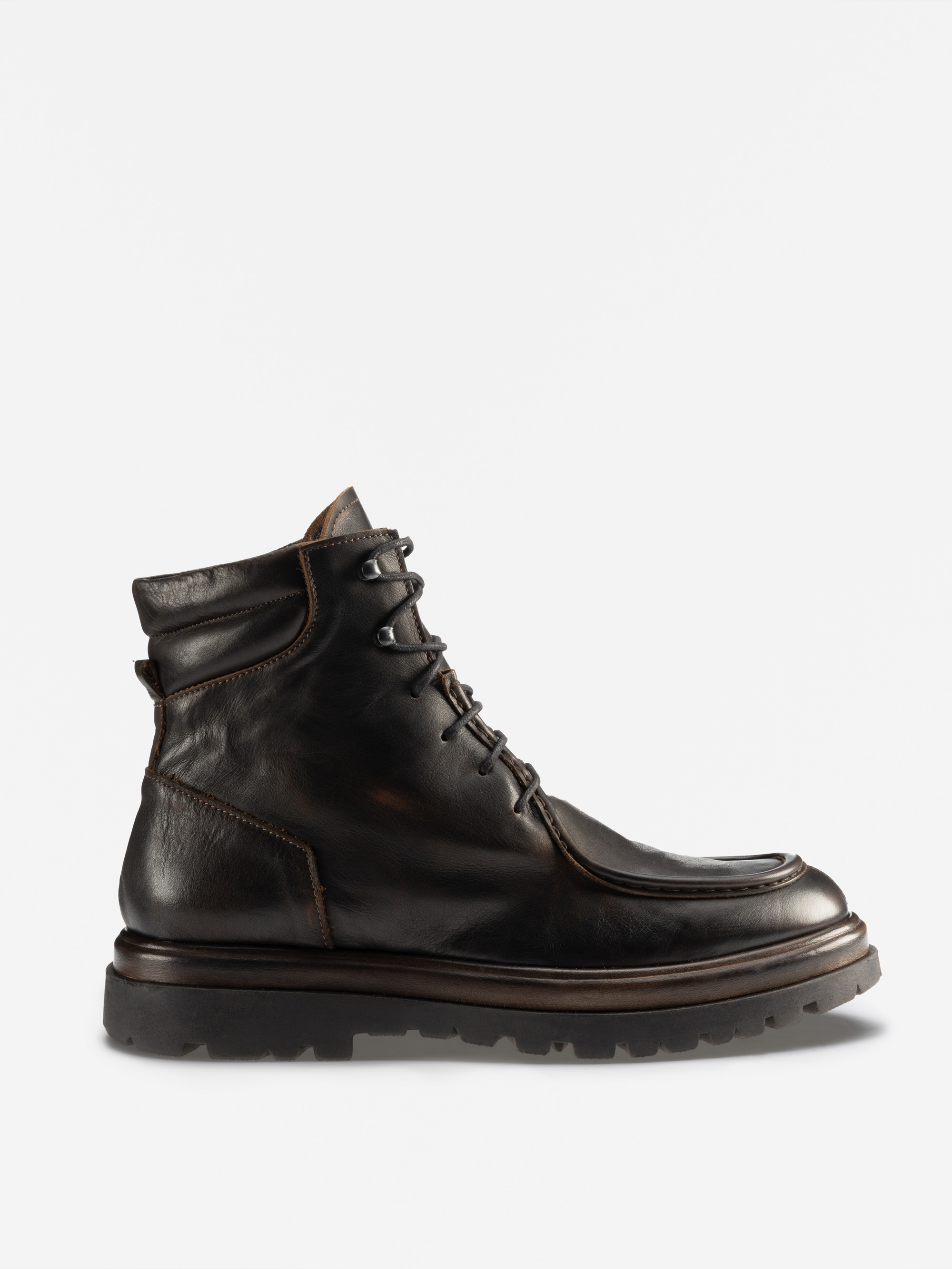 Ein einzelner schwarzer Schnürstiefel aus Leder mit braunen Nähten, einem hohen Knöchel und einer dicken, strukturierten Gummisohle, dargestellt auf einem schlichten weißen Hintergrund.