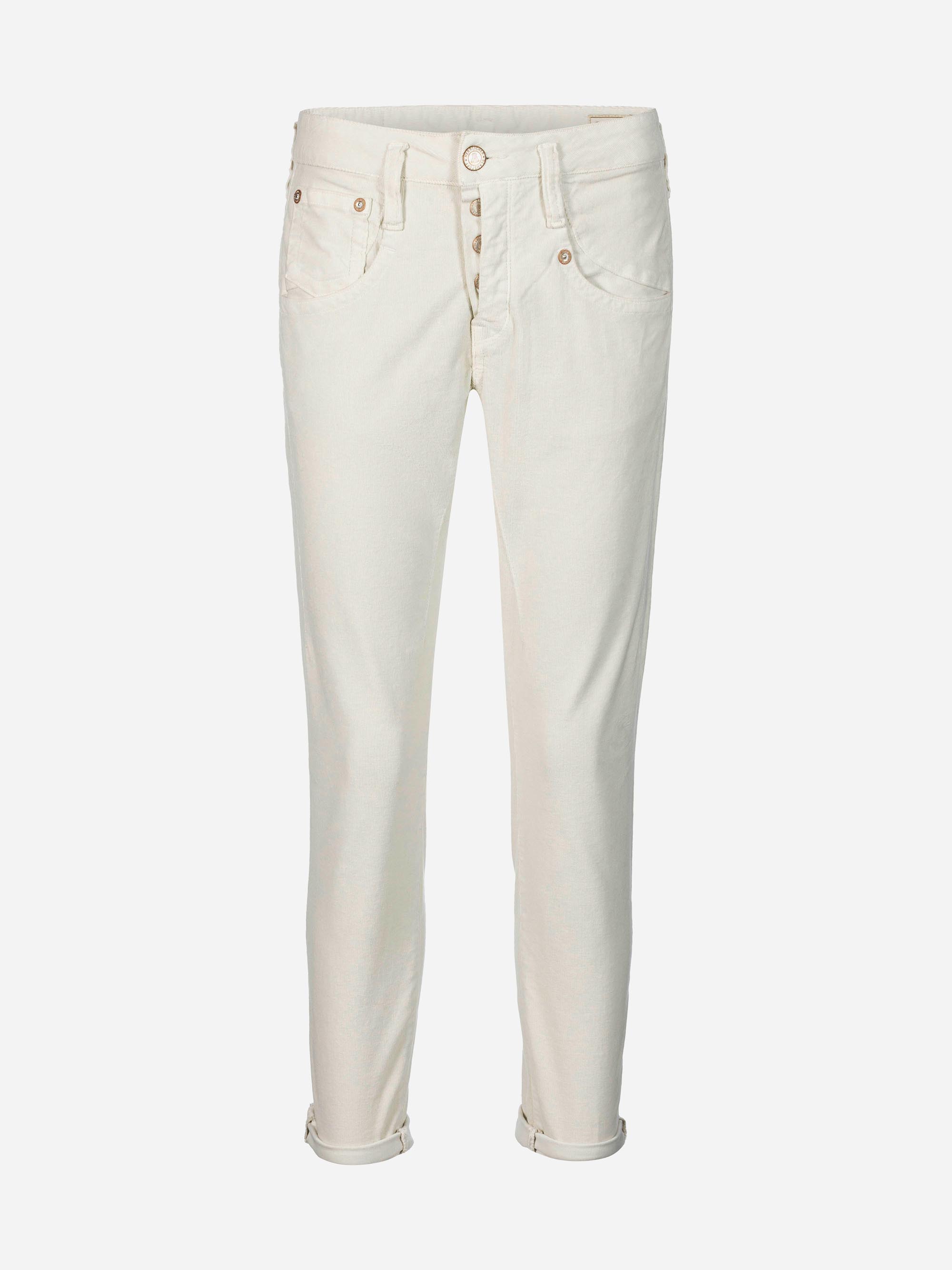 Ein Paar cremefarbene Jeans mit geradem Bein, Knopf- und Reißverschluss, Vorder- und Gesäßtaschen und hochgekrempelten Bündchen auf weißem Hintergrund.