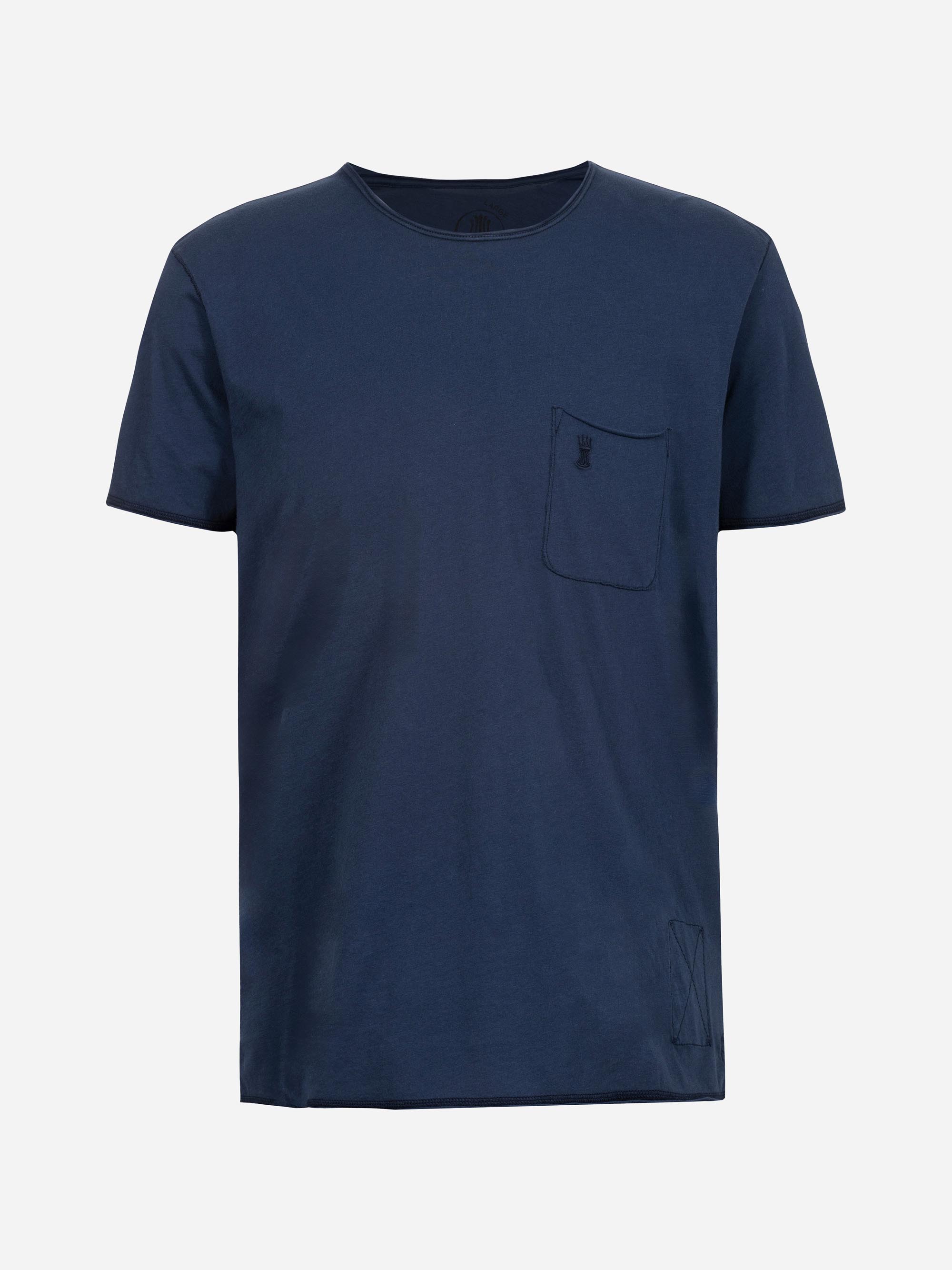 Marineblaues Kurzarm-T-Shirt mit einer kleinen Brusttasche auf der linken Seite und einem einfachen Rundhalsausschnitt auf weißem Grund.