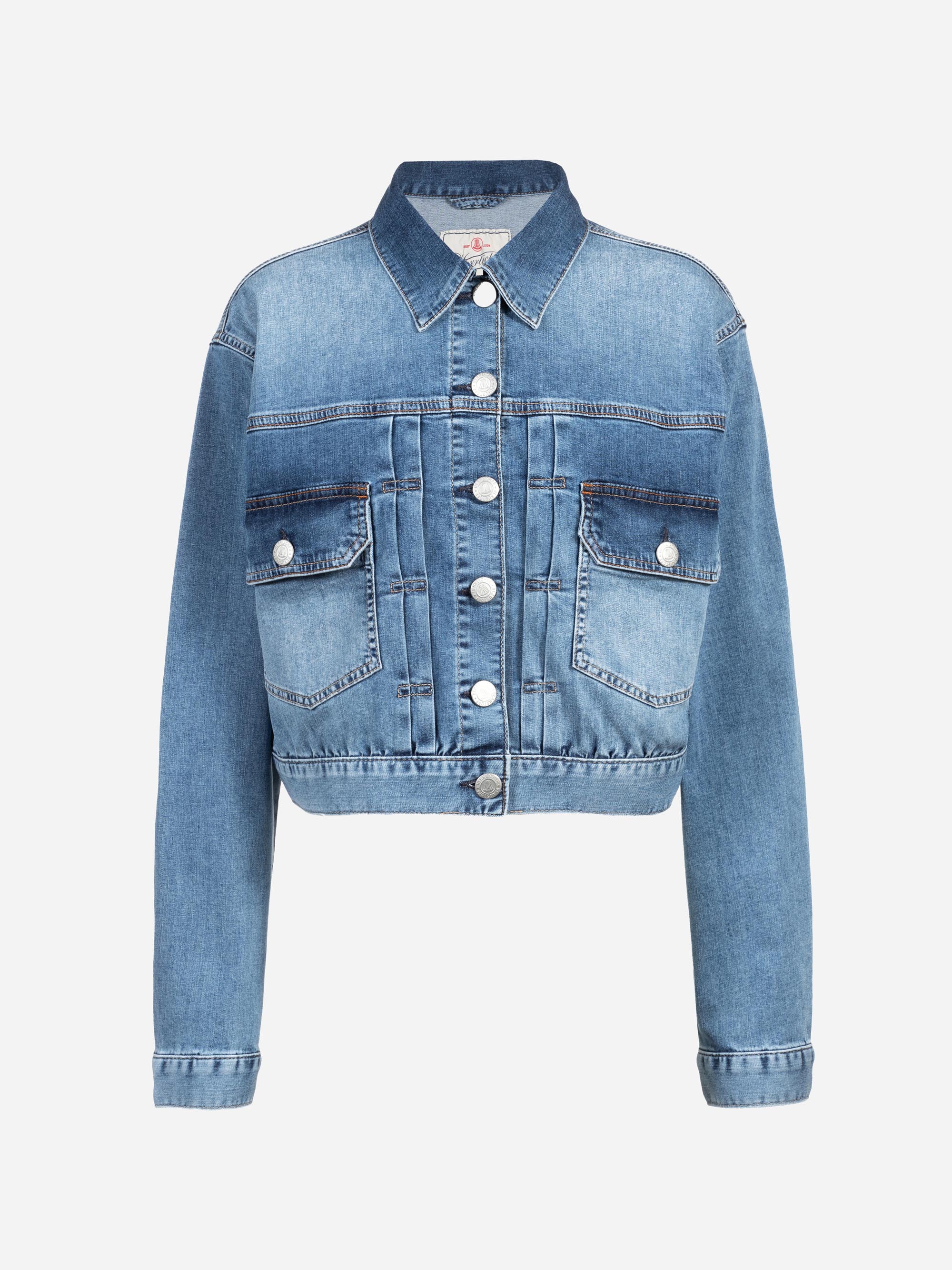 Blaue Jeansjacke mit langen Ärmeln, Knopfleiste, Brusttaschen mit Knöpfen und klassischem Kragen auf einfarbig weißem Hintergrund.
