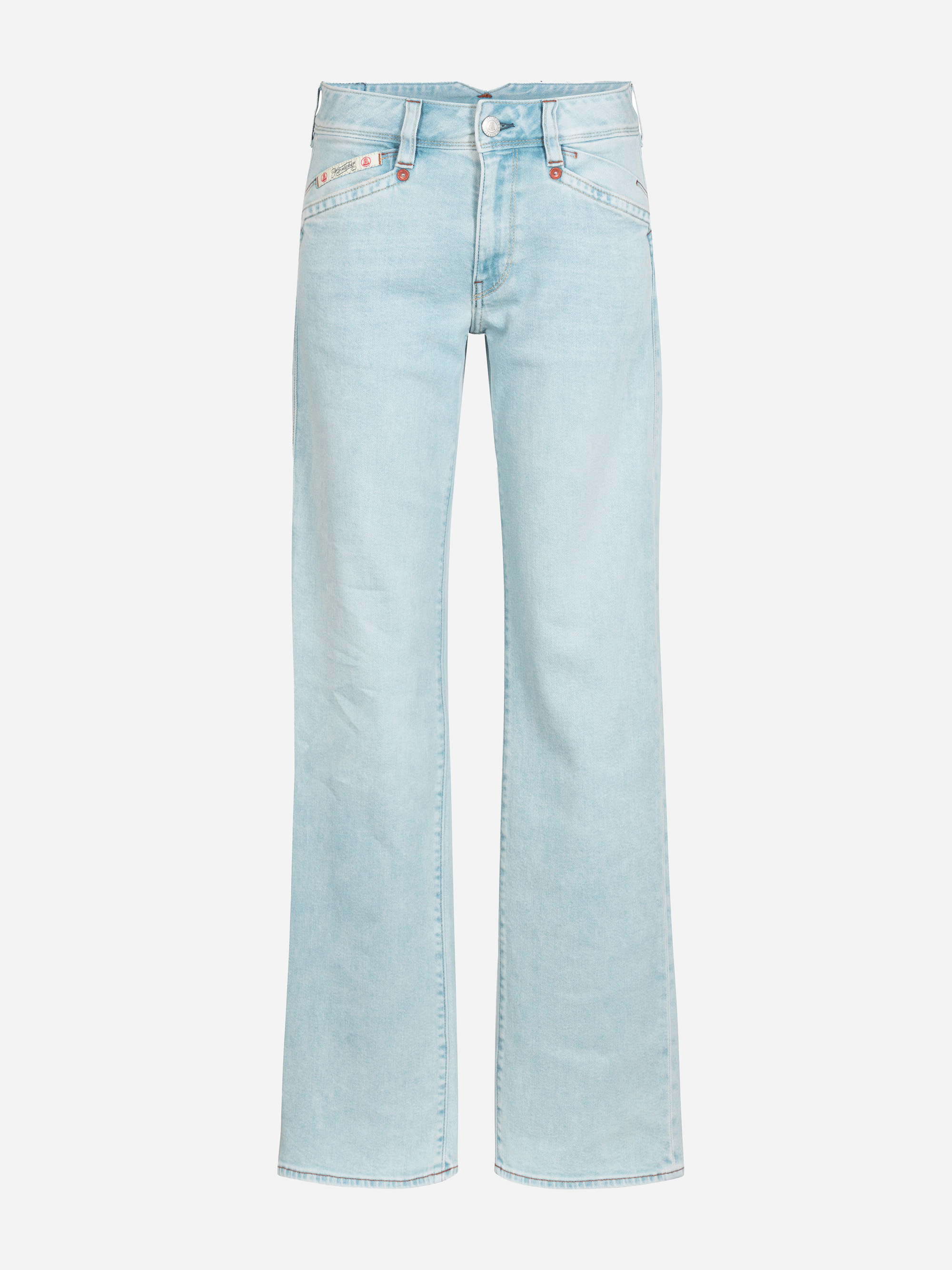 Hellblaue High-Waisted-Jeans mit geradem Bein, Knopf- und Reißverschluss an der Vorderseite und Metallnieten an den Vordertaschen. Die Jeans hat einen leicht verblichenen Vintage-Look.