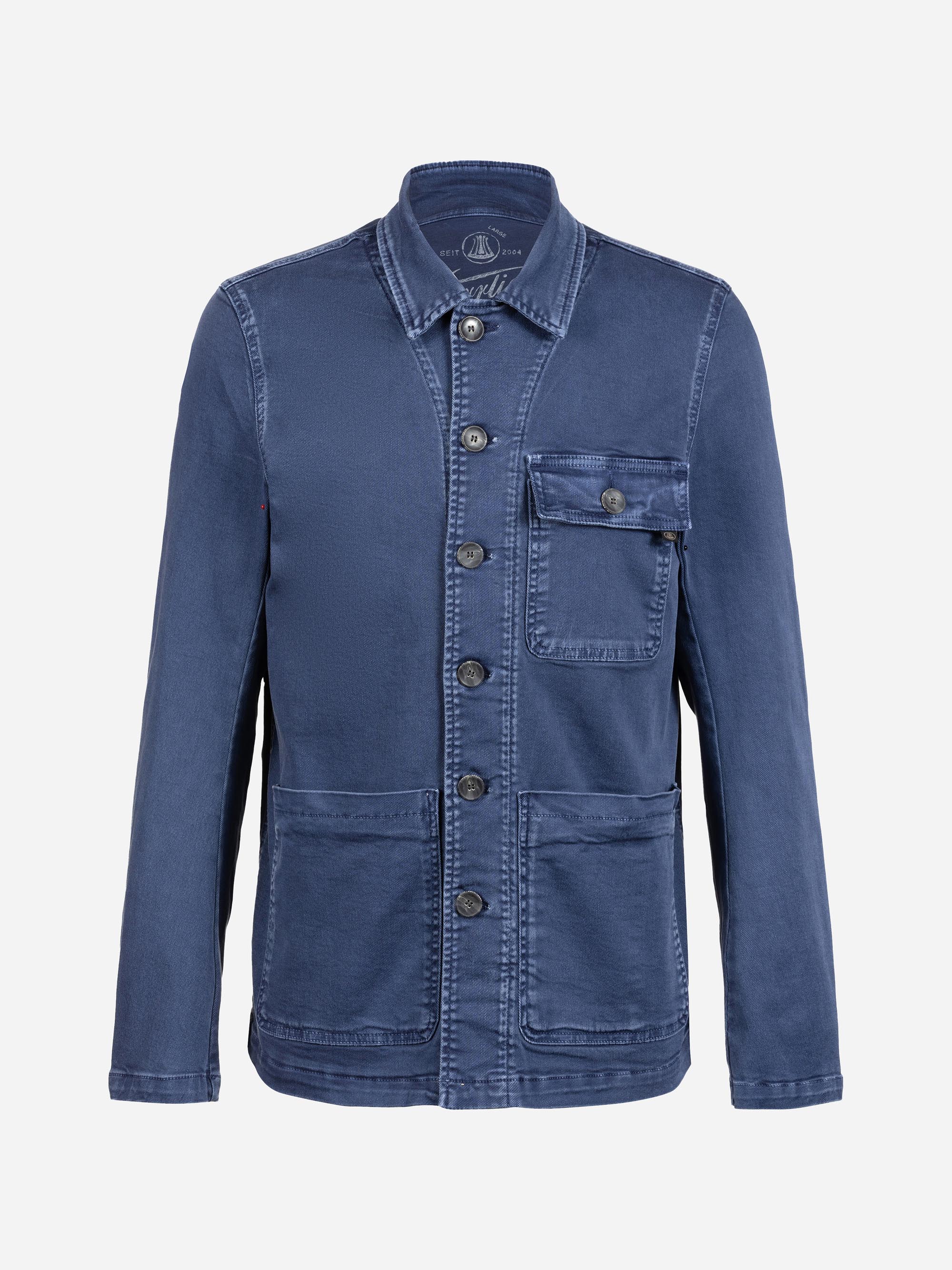 Blaue Funktionsjacke aus Jeansstoff mit geknöpfter Vorderseite, zwei großen unteren Taschen, einer oberen Brusttasche mit Knopfklappe und einem Kragen auf einfarbig weißem Hintergrund.