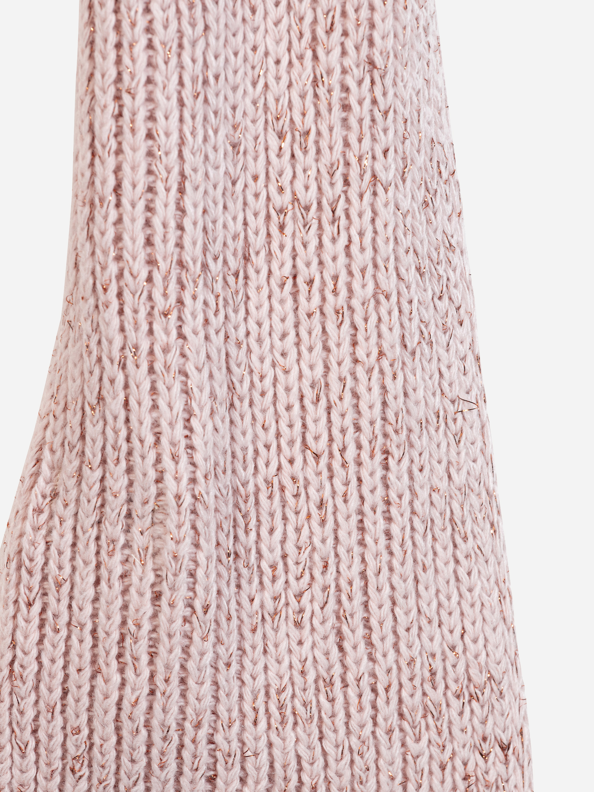 Nahaufnahme eines hellrosa, gerippten Strickstoffs mit vertikalen Nahtreihen, die die Struktur und die Musterdetails zeigen.