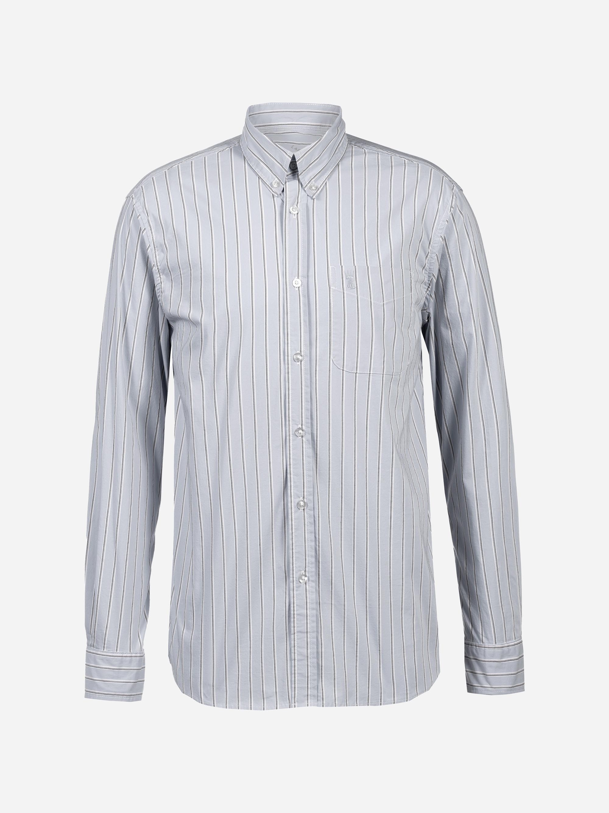 Ein langärmeliges Hemd mit Kragen und vertikalen schwarzen und weißen Streifen auf weißem Grund.